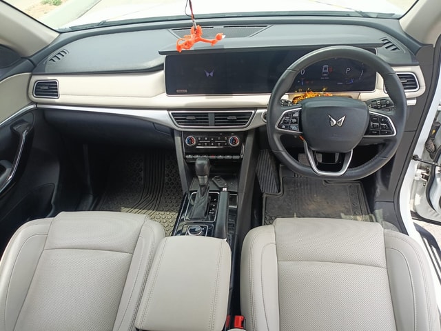 View Mahindra XUV700 Image 8 Used Mahindra XUV700 Image 8