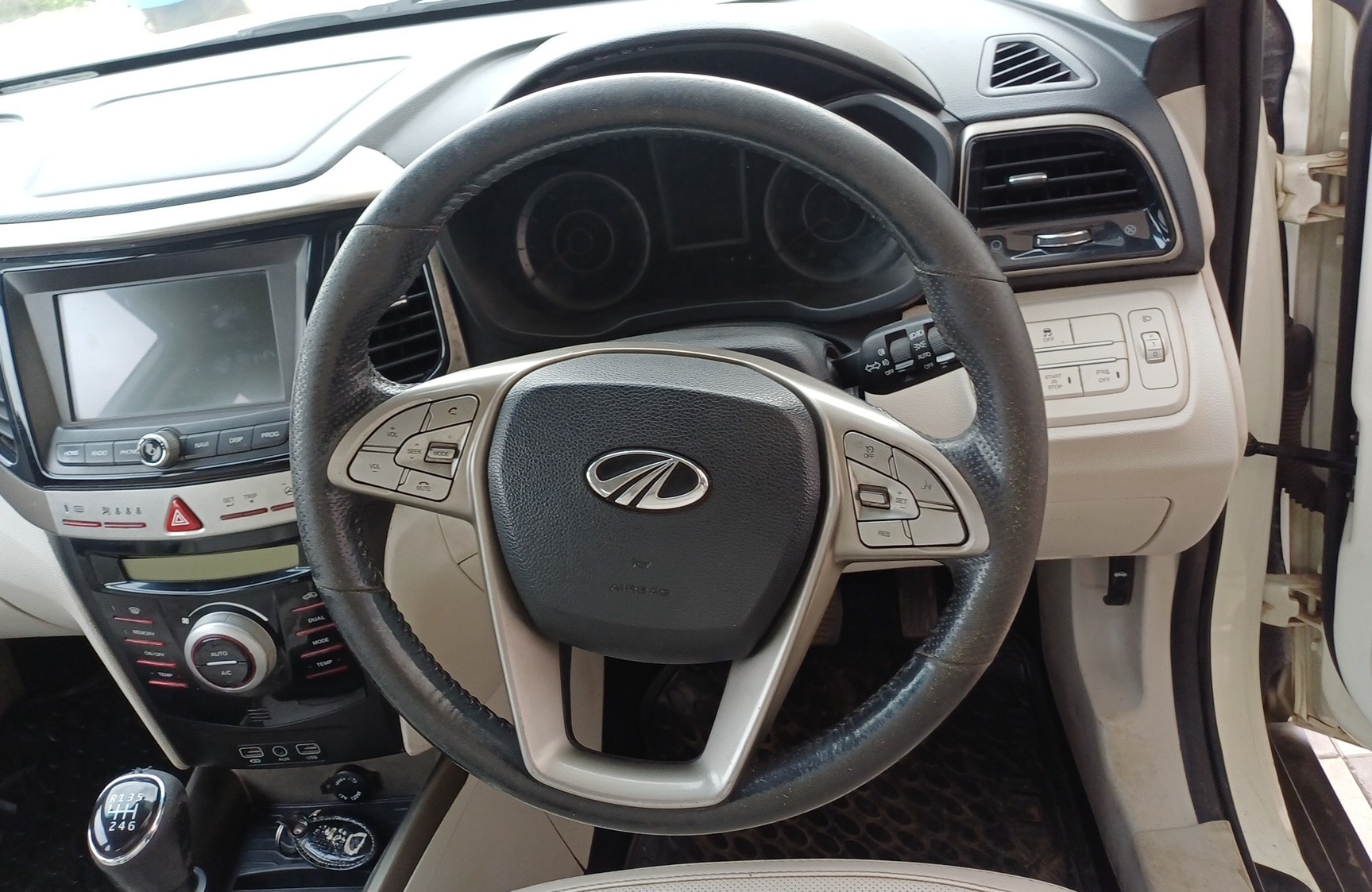 View 2020 Mahindra XUV300 W8 (O) Dual Tone Petrol BS IV Image 11 Used 2020 Mahindra XUV300 W8 (O) Dual Tone Petrol BS IV Image 11