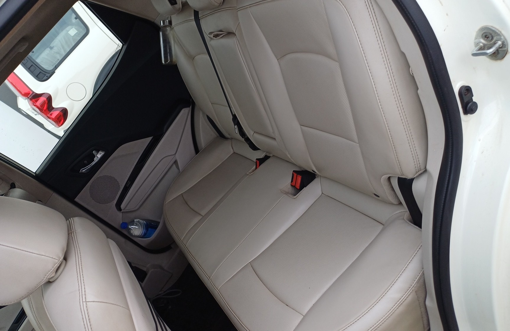 View 2020 Mahindra XUV300 W8 (O) Dual Tone Petrol BS IV Image 5 Used 2020 Mahindra XUV300 W8 (O) Dual Tone Petrol BS IV Image 5