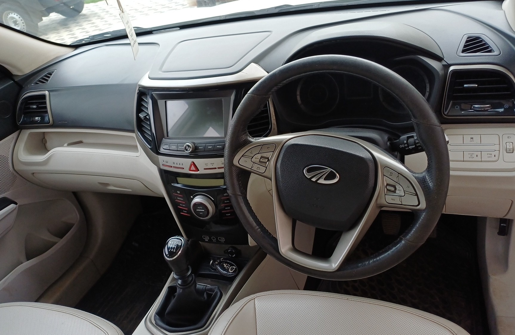 View 2020 Mahindra XUV300 W8 (O) Dual Tone Petrol BS IV Image 9 Used 2020 Mahindra XUV300 W8 (O) Dual Tone Petrol BS IV Image 9