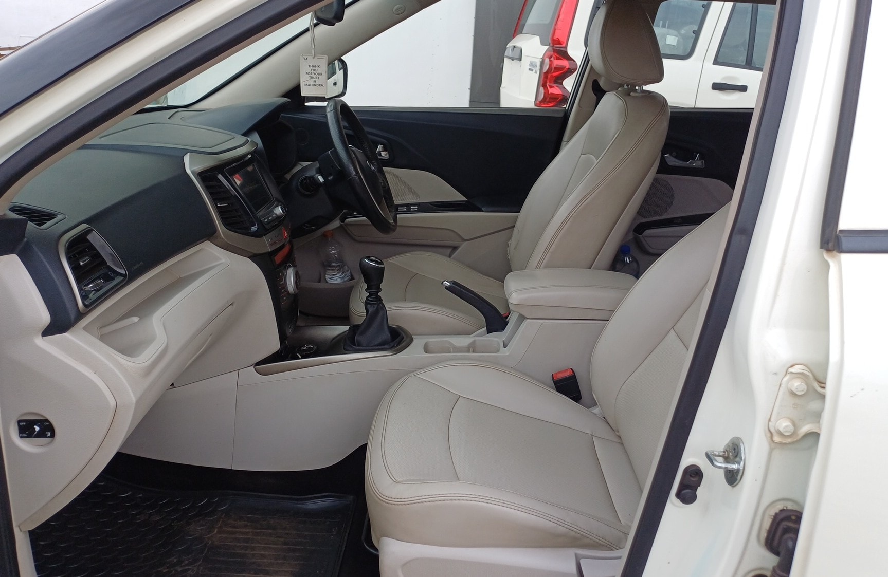 View 2020 Mahindra XUV300 W8 (O) Dual Tone Petrol BS IV Image 13 Used 2020 Mahindra XUV300 W8 (O) Dual Tone Petrol BS IV Image 13