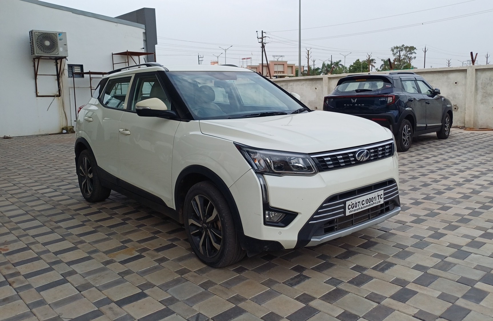 View 2020 Mahindra XUV300 W8 (O) Dual Tone Petrol BS IV Image 12 Used 2020 Mahindra XUV300 W8 (O) Dual Tone Petrol BS IV Image 12