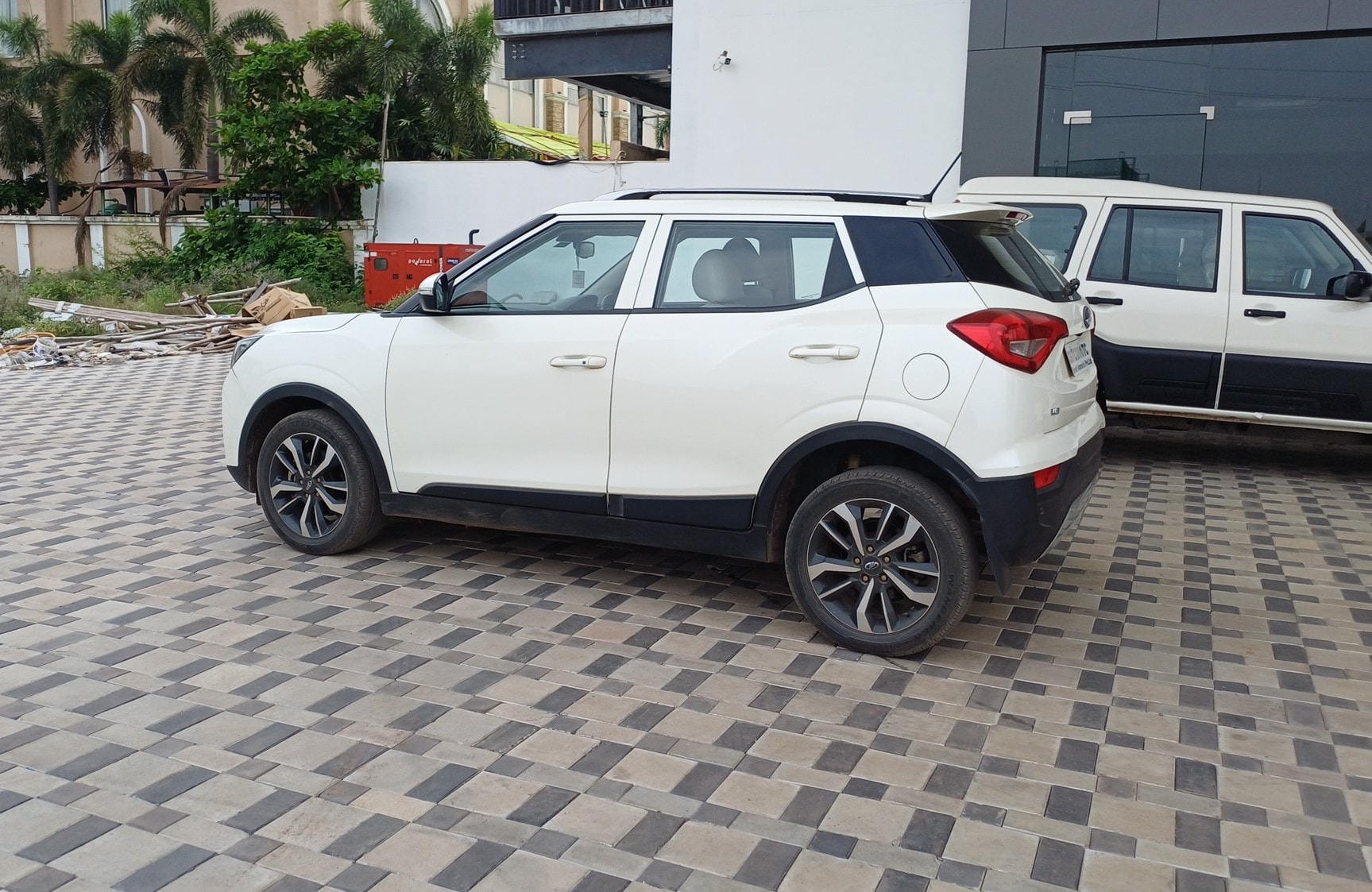 View 2020 Mahindra XUV300 W8 (O) Dual Tone Petrol BS IV Image 6 Used 2020 Mahindra XUV300 W8 (O) Dual Tone Petrol BS IV Image 6