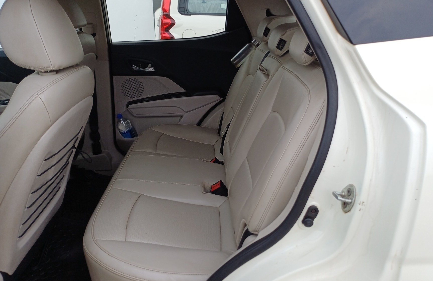 View 2020 Mahindra XUV300 W8 (O) Dual Tone Petrol BS IV Image 14 Used 2020 Mahindra XUV300 W8 (O) Dual Tone Petrol BS IV Image 14