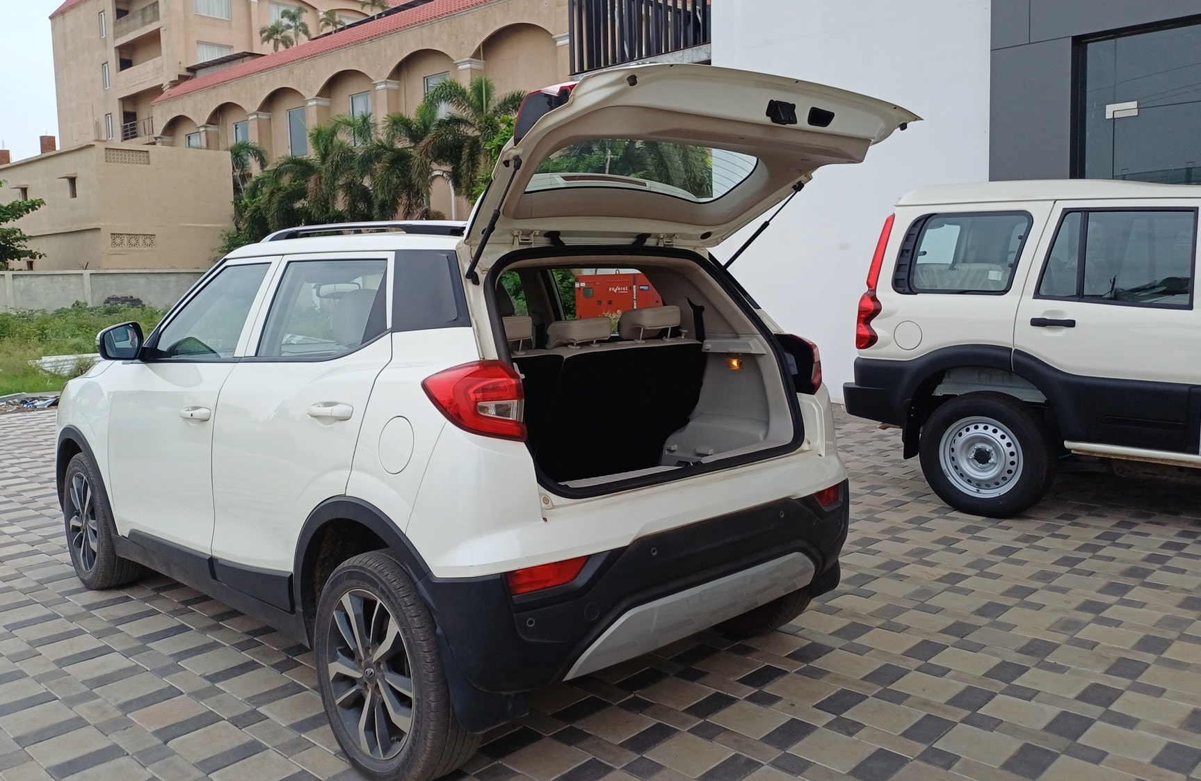 View 2020 Mahindra XUV300 W8 (O) Dual Tone Petrol BS IV Image 16 Used 2020 Mahindra XUV300 W8 (O) Dual Tone Petrol BS IV Image 16