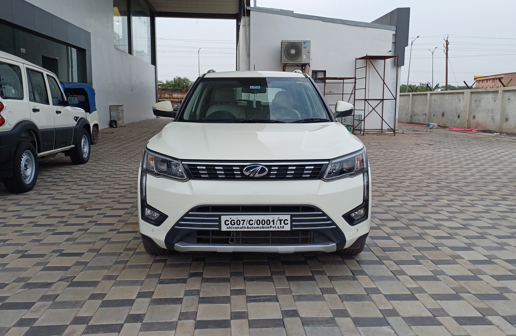 View 2020 Mahindra XUV300 W8 (O) Dual Tone Petrol BS IV Image 2 Used 2020 Mahindra XUV300 W8 (O) Dual Tone Petrol BS IV Image 2