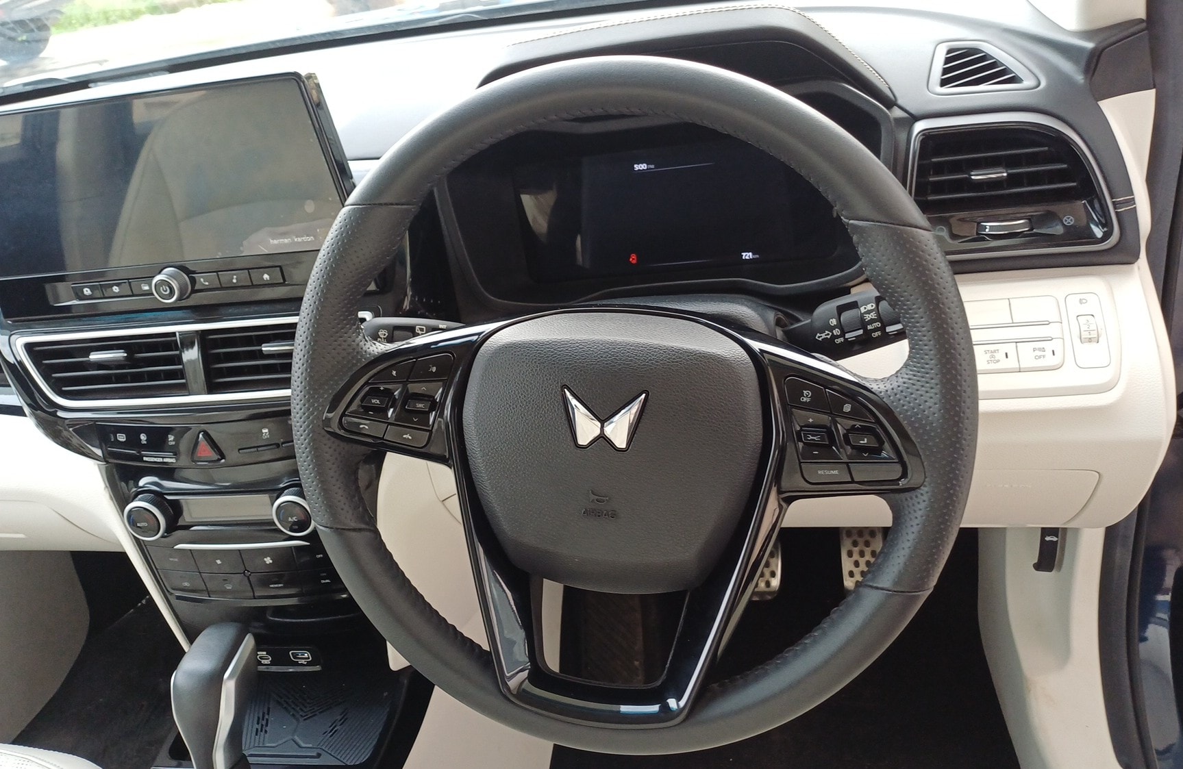 View 2024 Mahindra XUV 3XO AX7L 1.2 TGDi AT Image 11 Used 2024 Mahindra XUV 3XO AX7L 1.2 TGDi AT Image 11