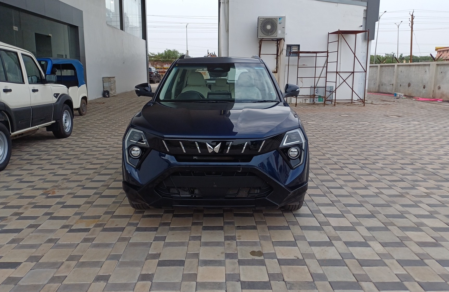 View 2024 Mahindra XUV 3XO AX7L 1.2 TGDi AT Image 2 Used 2024 Mahindra XUV 3XO AX7L 1.2 TGDi AT Image 2
