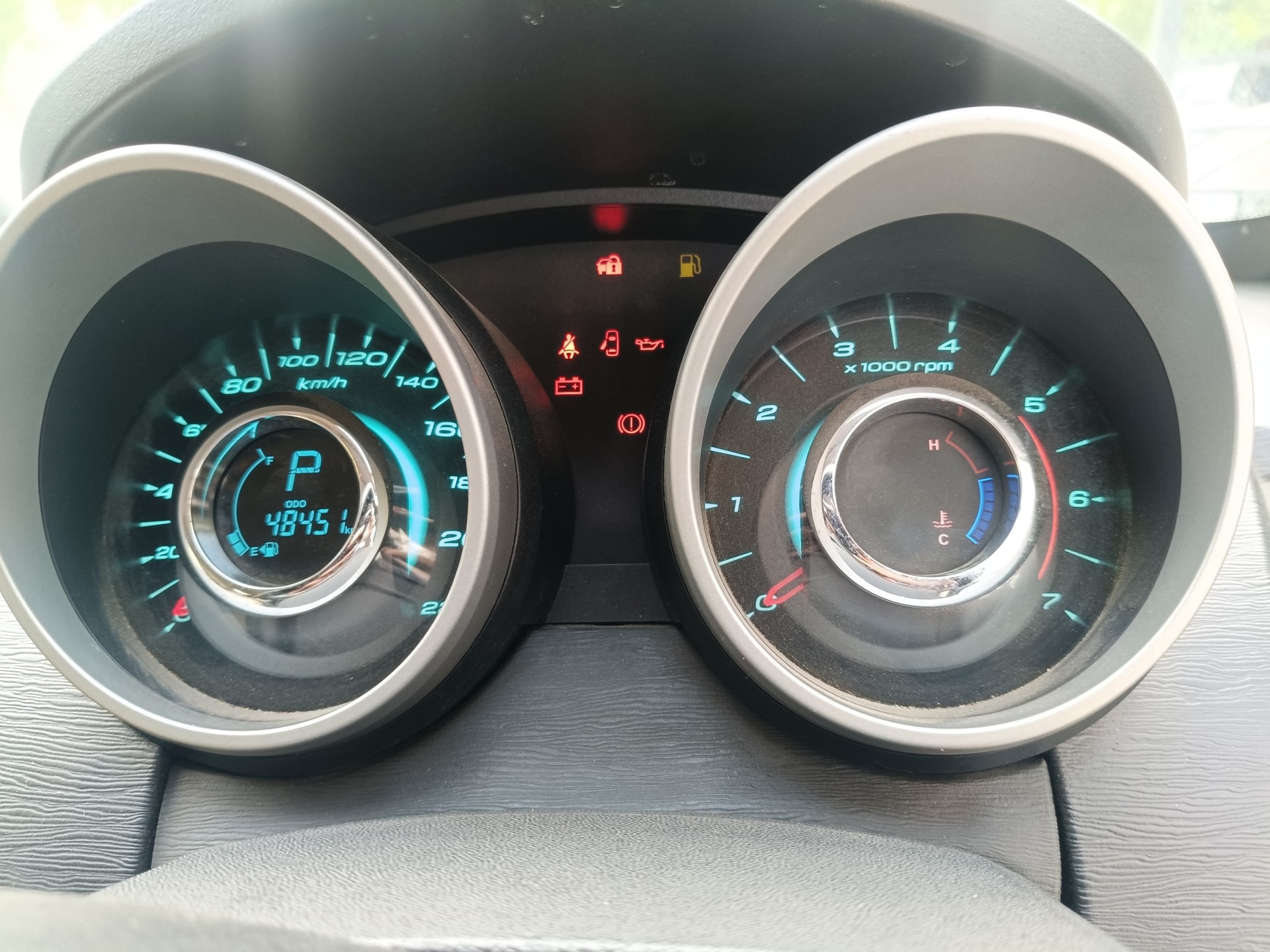 View 2016 Mahindra XUV500 W8 FWD AT Image 9 Used 2016 Mahindra XUV500 W8 FWD AT Image 9