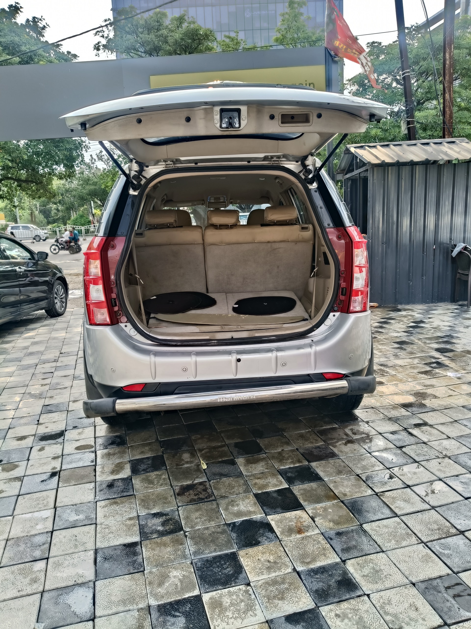 View 2016 Mahindra XUV500 W8 FWD AT Image 14 Used 2016 Mahindra XUV500 W8 FWD AT Image 14
