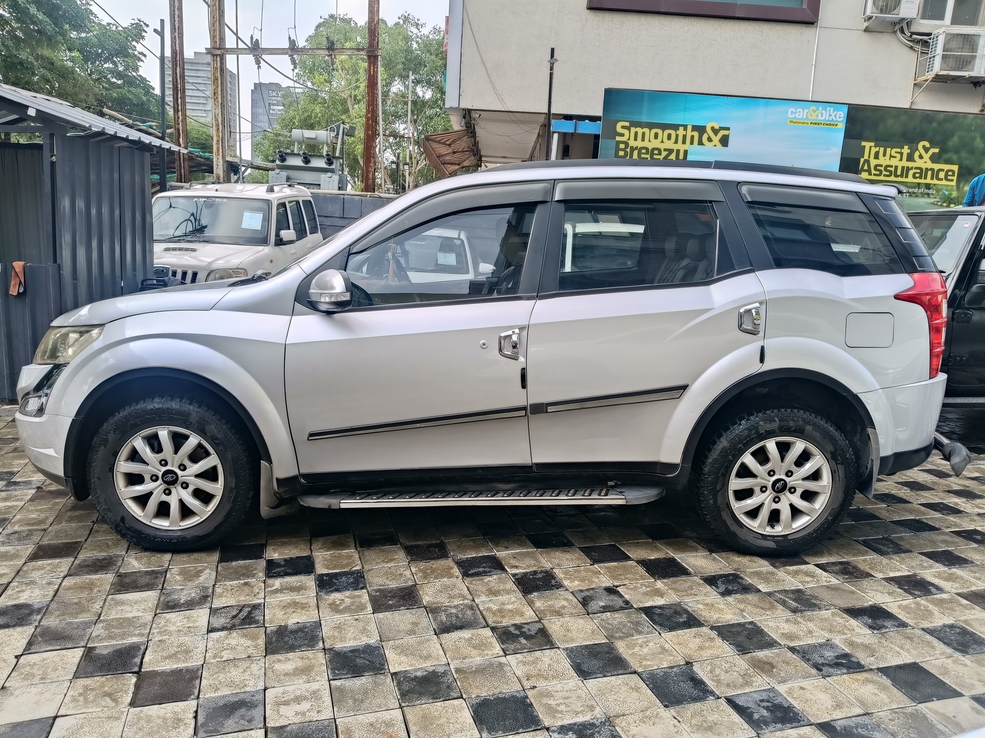 View 2016 Mahindra XUV500 W8 FWD AT Image 4 Used 2016 Mahindra XUV500 W8 FWD AT Image 4
