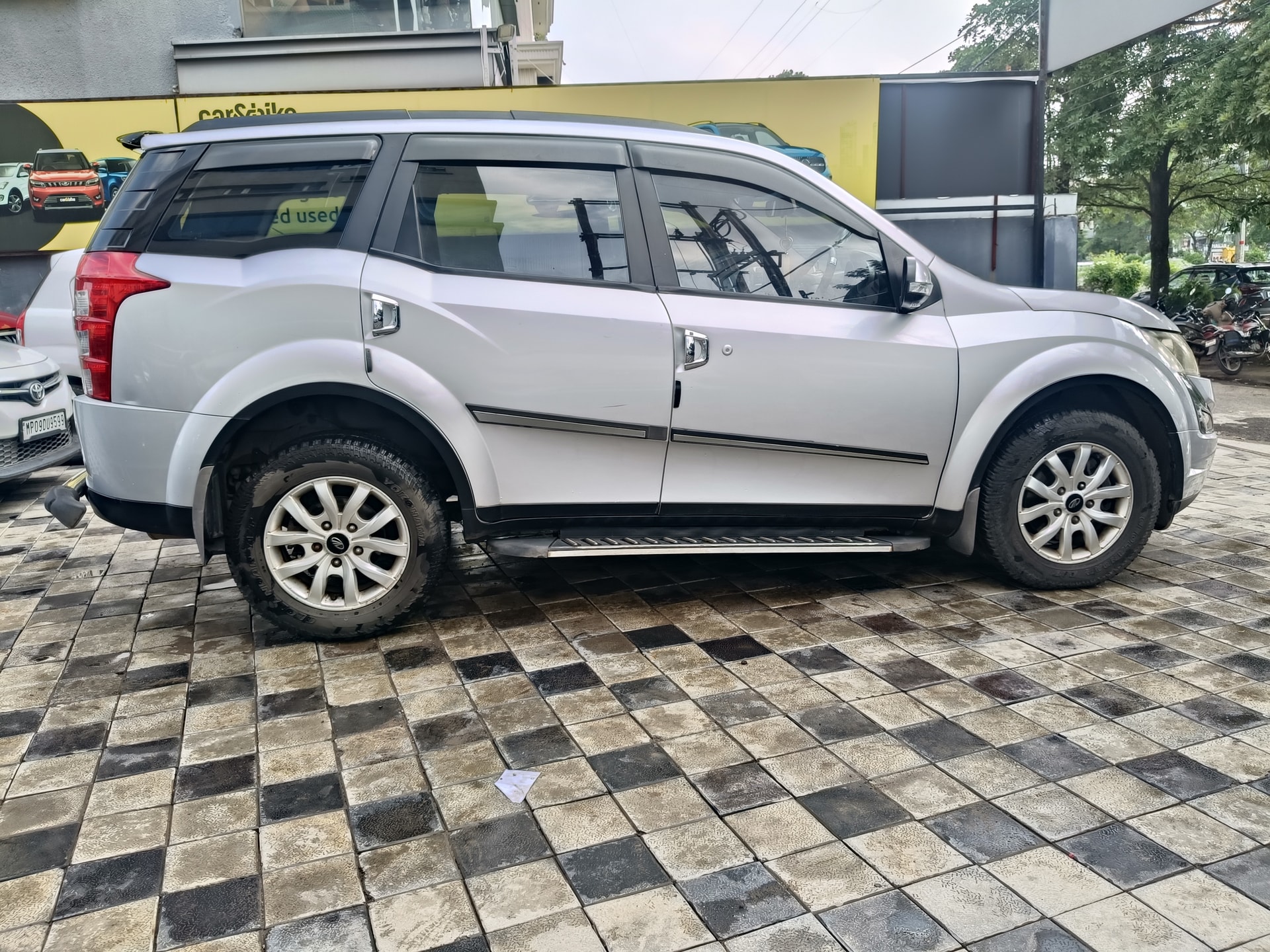 View 2016 Mahindra XUV500 W8 FWD AT Image 5 Used 2016 Mahindra XUV500 W8 FWD AT Image 5