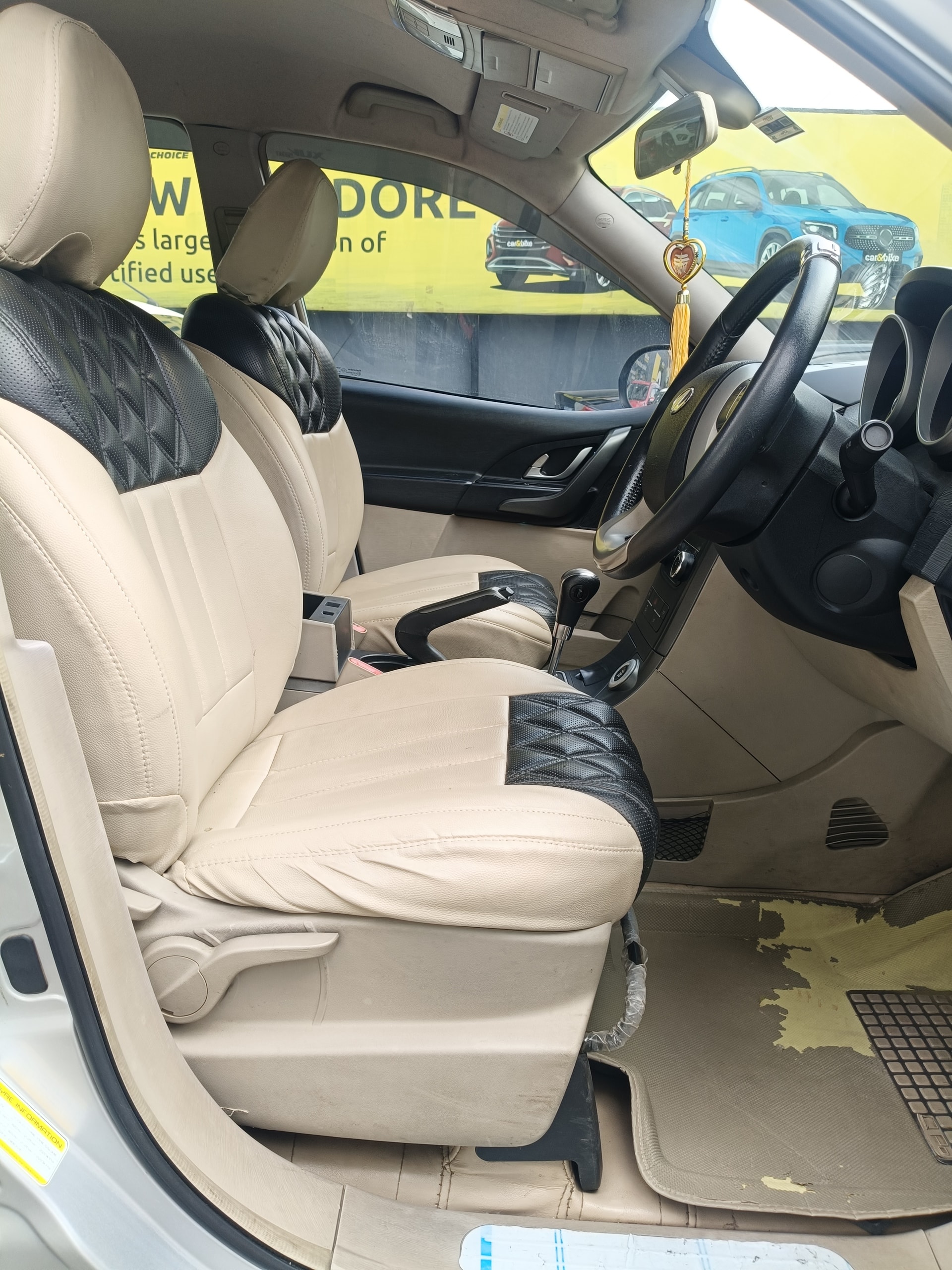 View 2016 Mahindra XUV500 W8 FWD AT Image 11 Used 2016 Mahindra XUV500 W8 FWD AT Image 11