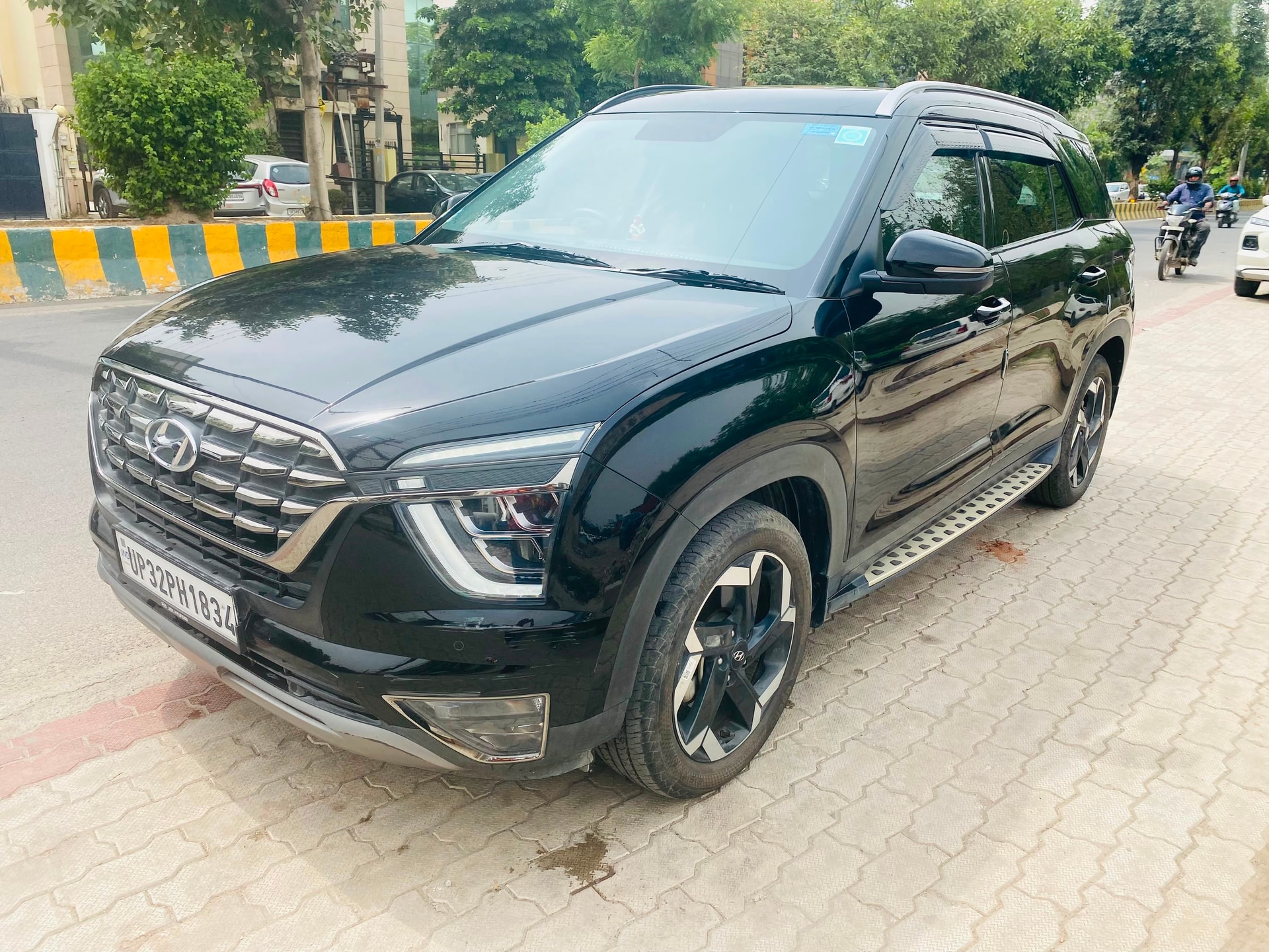 View 2023 Hyundai Alcazar 1.5 Turbo Signature (O) 7 Seater AT Petrol Image 1 Used 2023 Hyundai Alcazar 1.5 Turbo Signature (O) 7 Seater AT Petrol Image 1