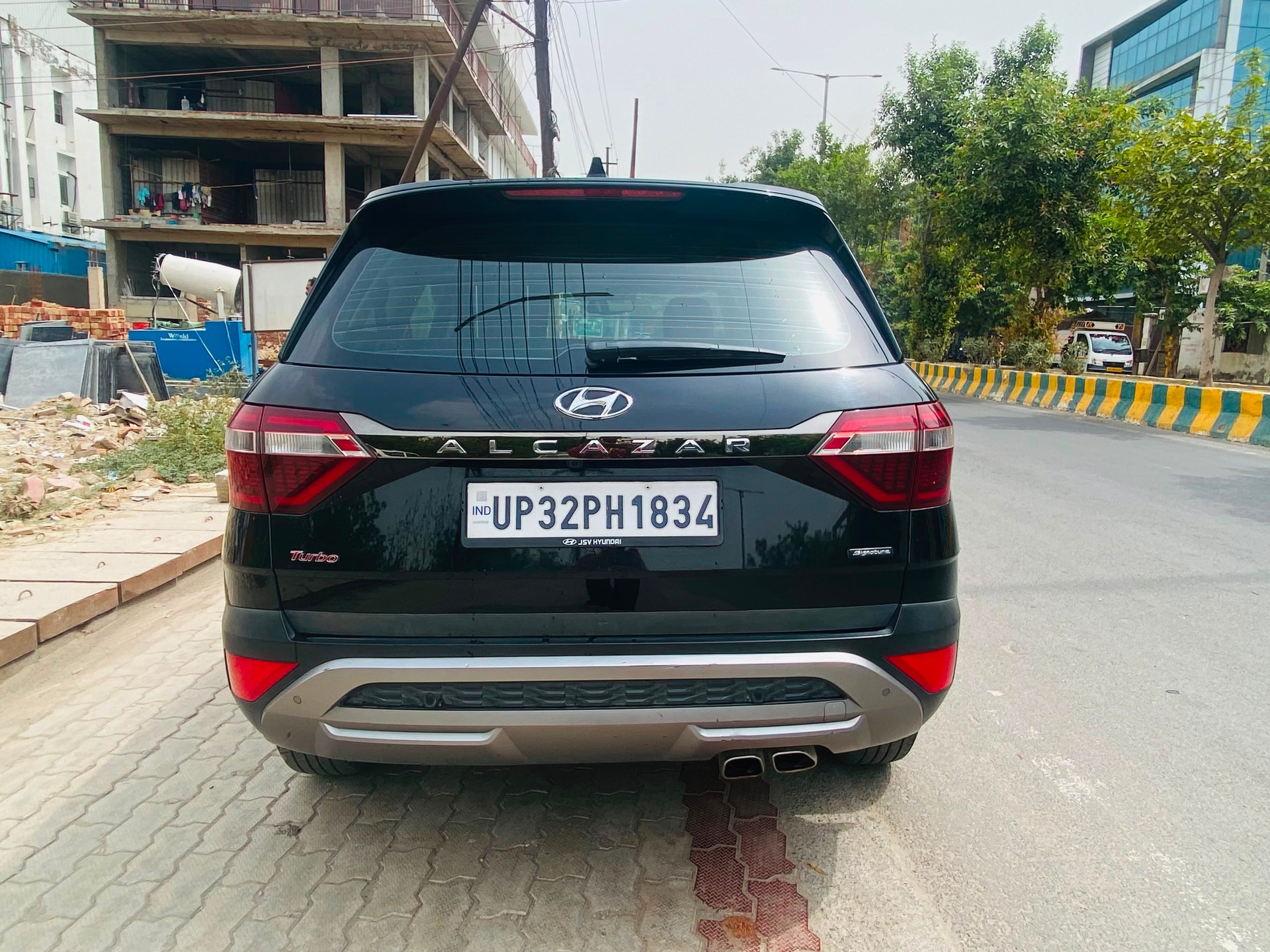 View 2023 Hyundai Alcazar 1.5 Turbo Signature (O) 7 Seater AT Petrol Image 3 Used 2023 Hyundai Alcazar 1.5 Turbo Signature (O) 7 Seater AT Petrol Image 3