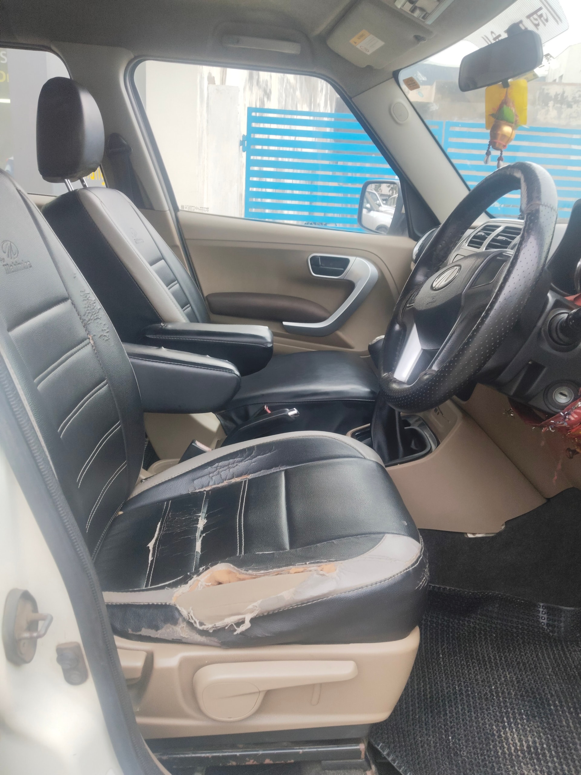 View 2019 Mahindra TUV300 T8 100HP Image 13 Used 2019 Mahindra TUV300 T8 100HP Image 13