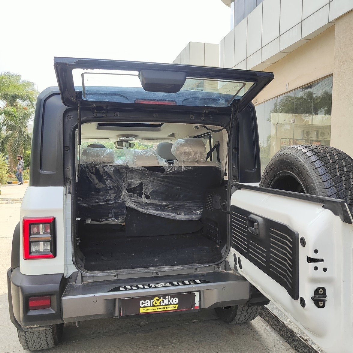 View 2025 Mahindra Thar Roxx AX7L Diesel 4WD AT Image 16 Used 2025 Mahindra Thar Roxx AX7L Diesel 4WD AT Image 16