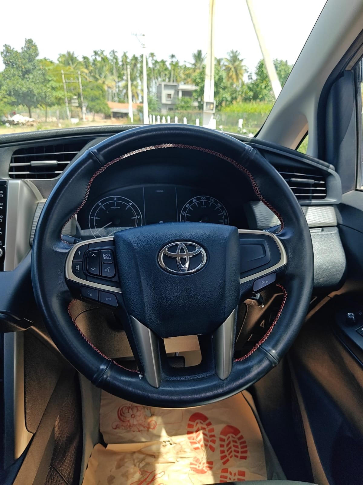 View 2022 Toyota Innova Crysta 2.4 G MT 7-Seater BS IV Image 11 Used 2022 Toyota Innova Crysta 2.4 G MT 7-Seater BS IV Image 11