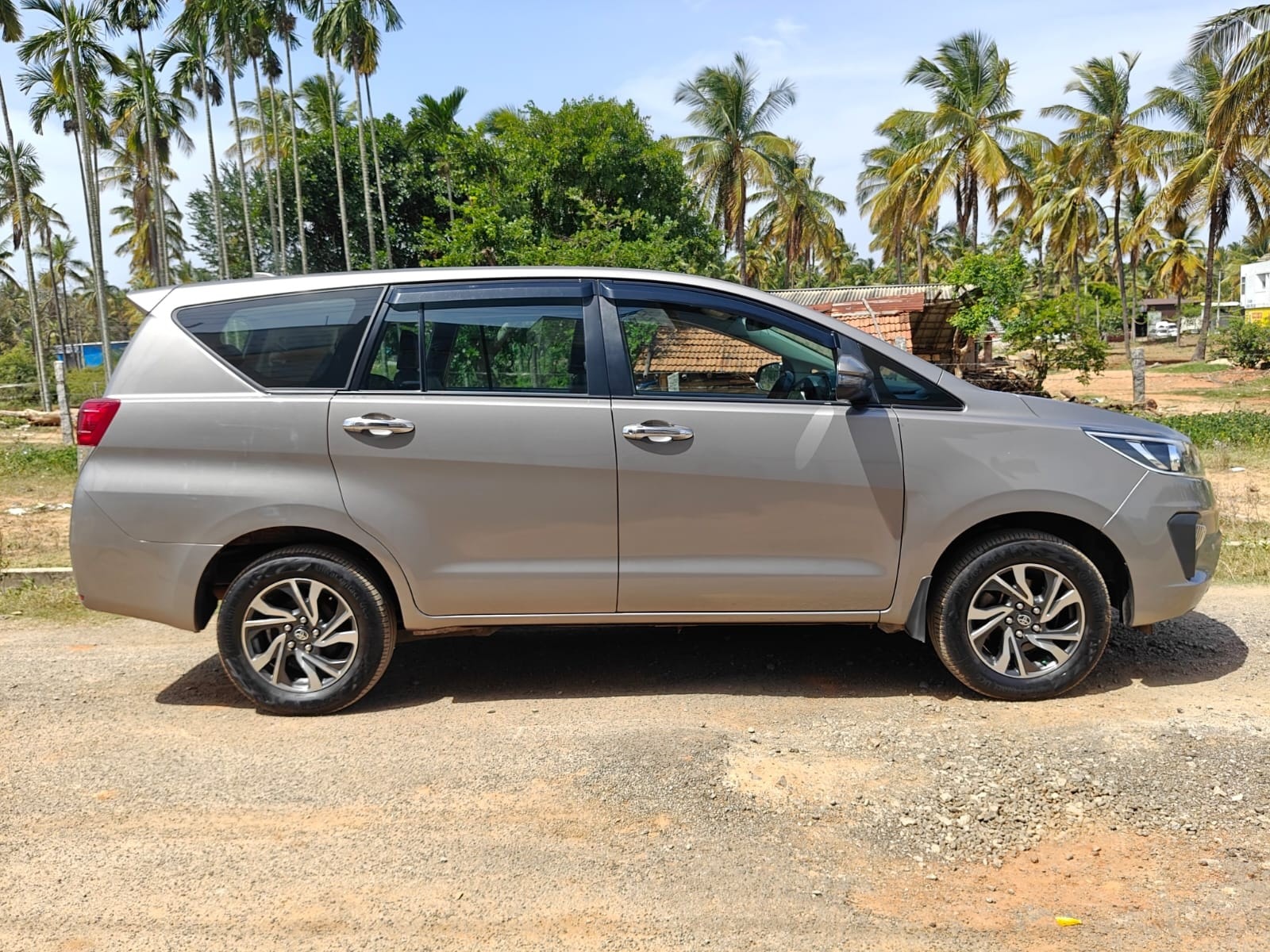 View 2022 Toyota Innova Crysta 2.4 G MT 7-Seater BS IV Image 8 Used 2022 Toyota Innova Crysta 2.4 G MT 7-Seater BS IV Image 8