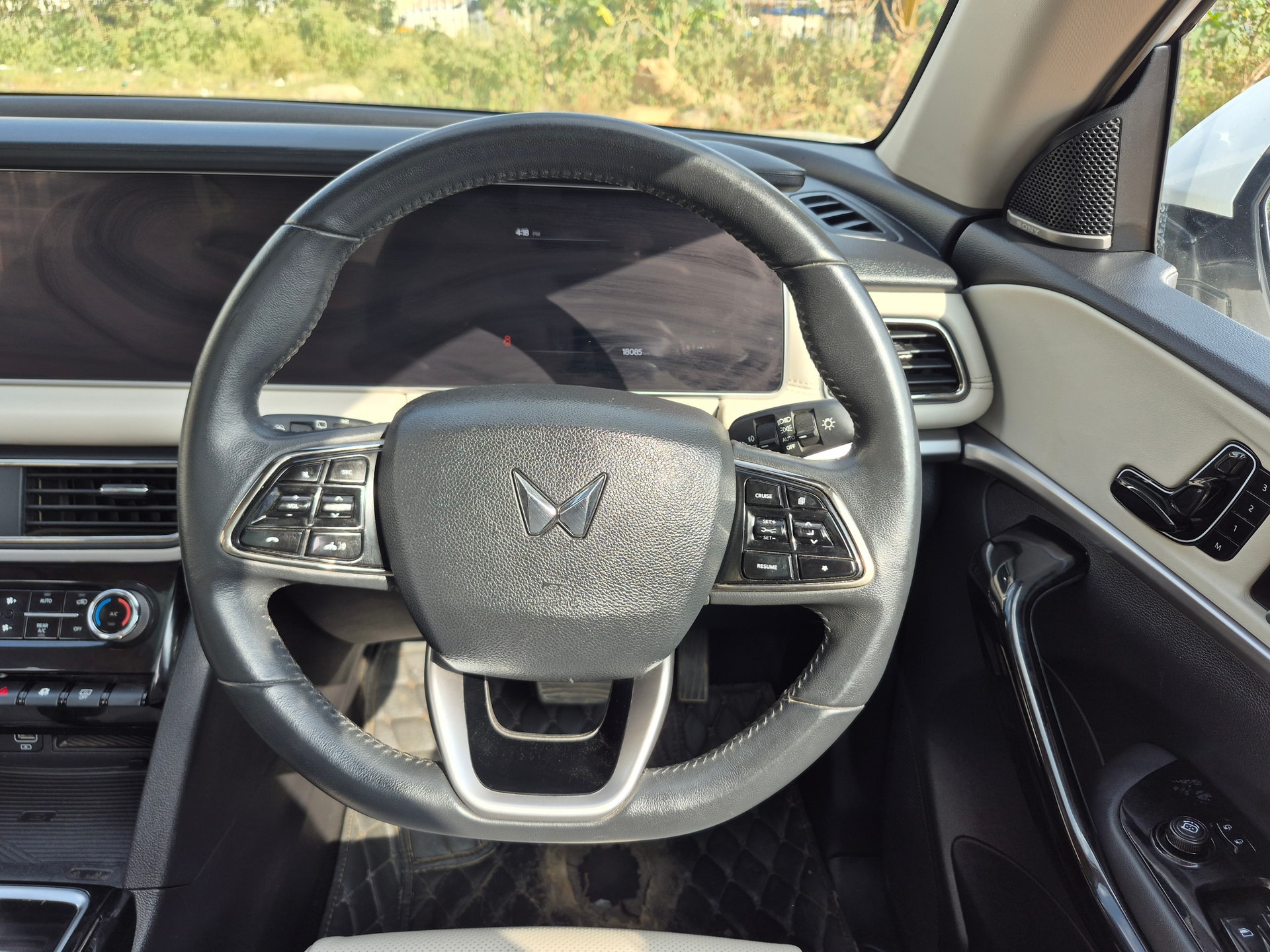 View 2024 Mahindra XUV700 AX7 AT Luxury Petrol 7 STR Image 11 Used 2024 Mahindra XUV700 AX7 AT Luxury Petrol 7 STR Image 11