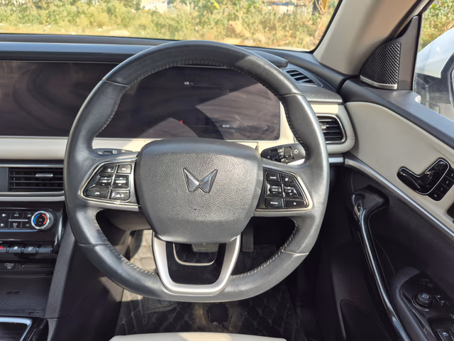 View Mahindra XUV700 Image 11 Used Mahindra XUV700 Image 11
