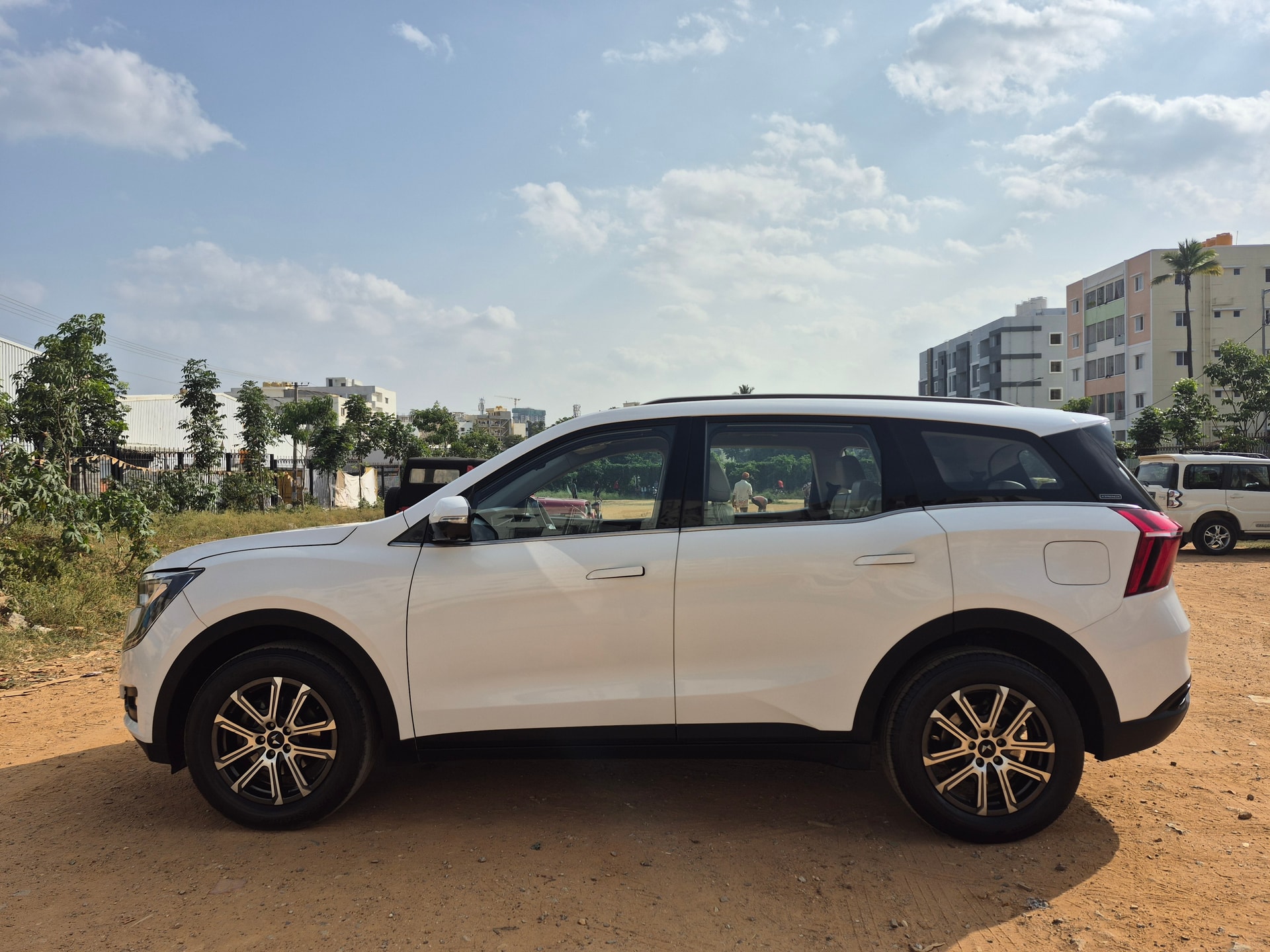 View 2024 Mahindra XUV700 AX7 AT Luxury Petrol 7 STR Image 6 Used 2024 Mahindra XUV700 AX7 AT Luxury Petrol 7 STR Image 6