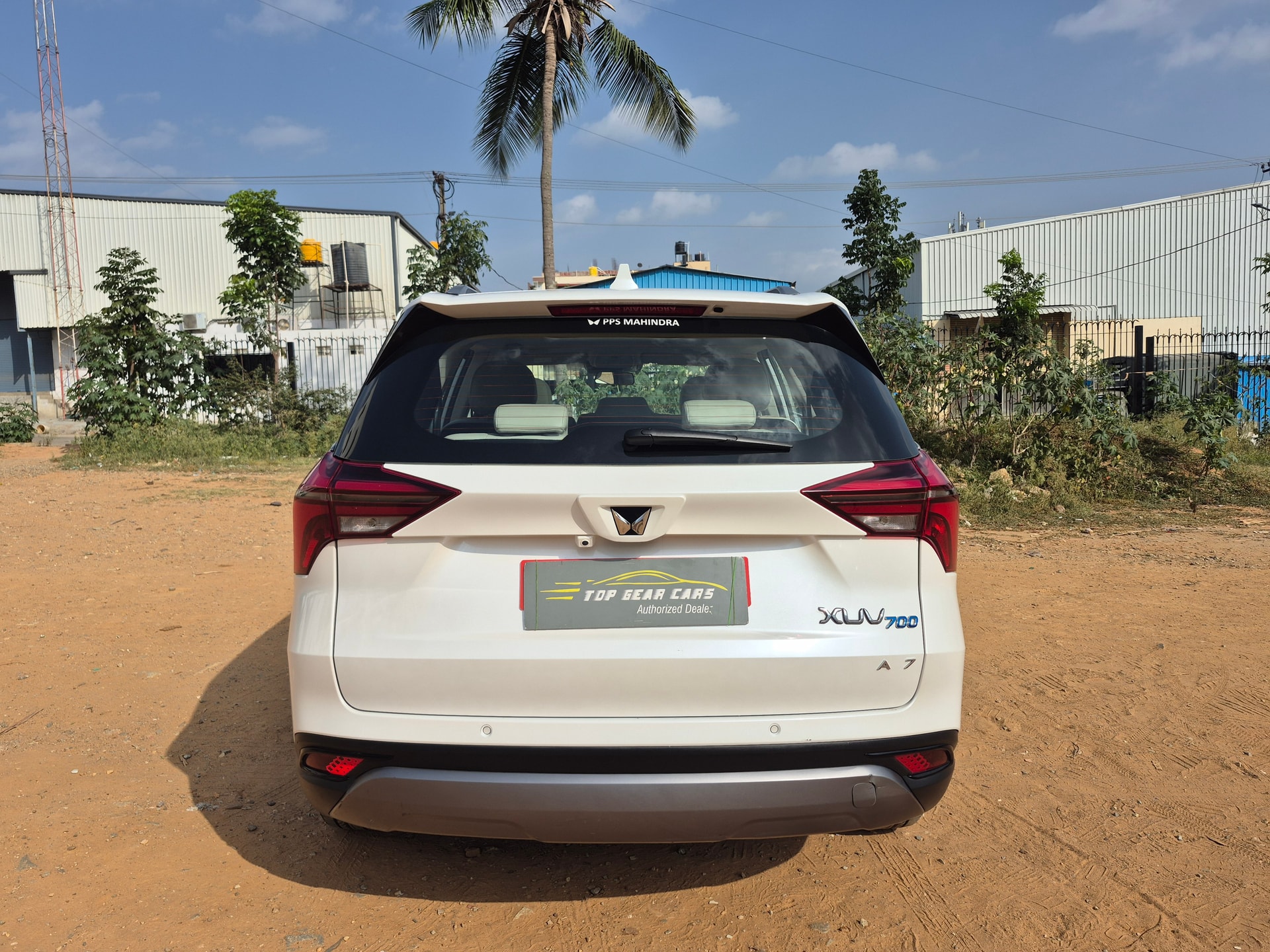 View 2024 Mahindra XUV700 AX7 AT Luxury Petrol 7 STR Image 4 Used 2024 Mahindra XUV700 AX7 AT Luxury Petrol 7 STR Image 4