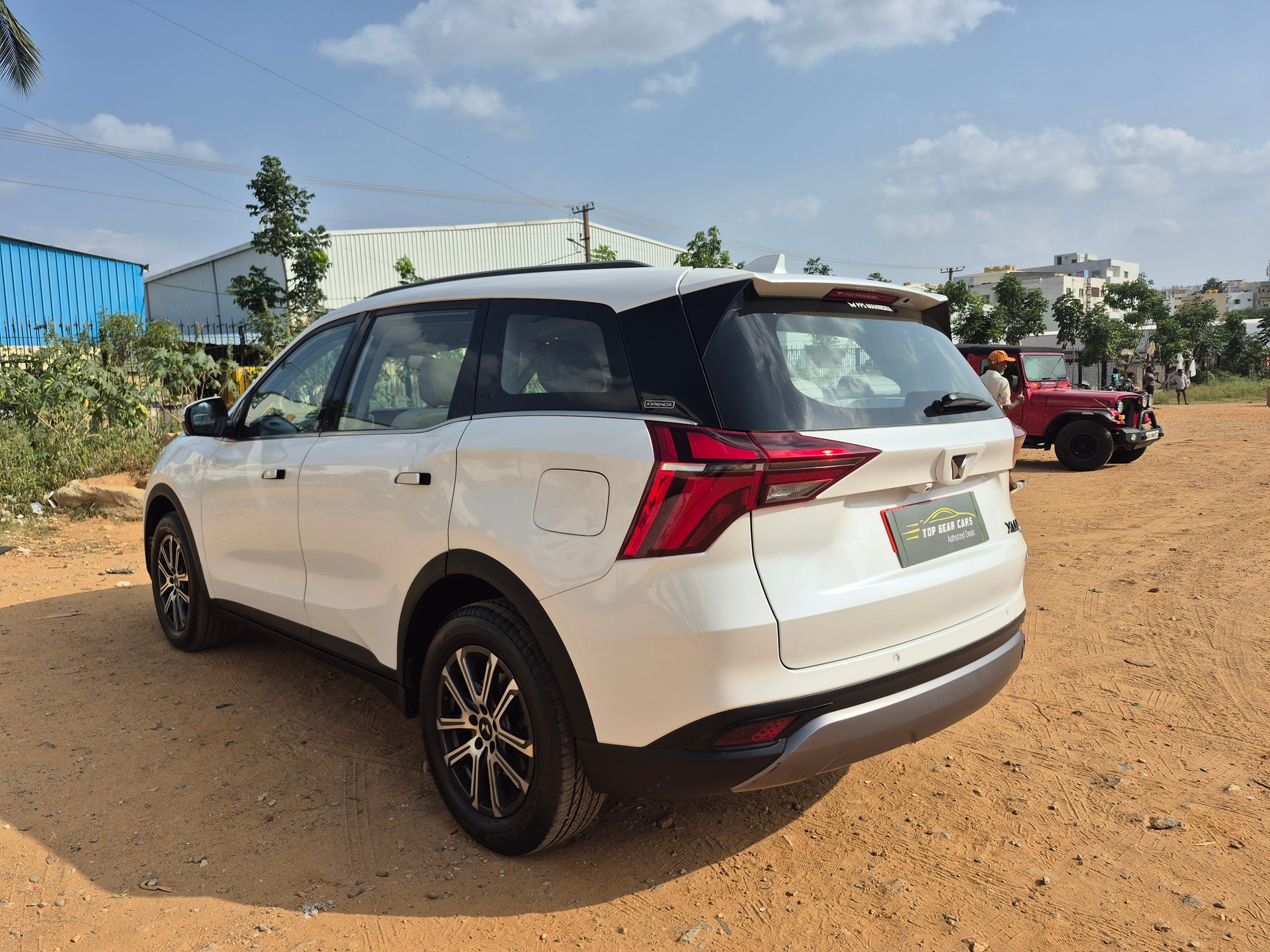 View 2024 Mahindra XUV700 AX7 AT Luxury Petrol 7 STR Image 10 Used 2024 Mahindra XUV700 AX7 AT Luxury Petrol 7 STR Image 10