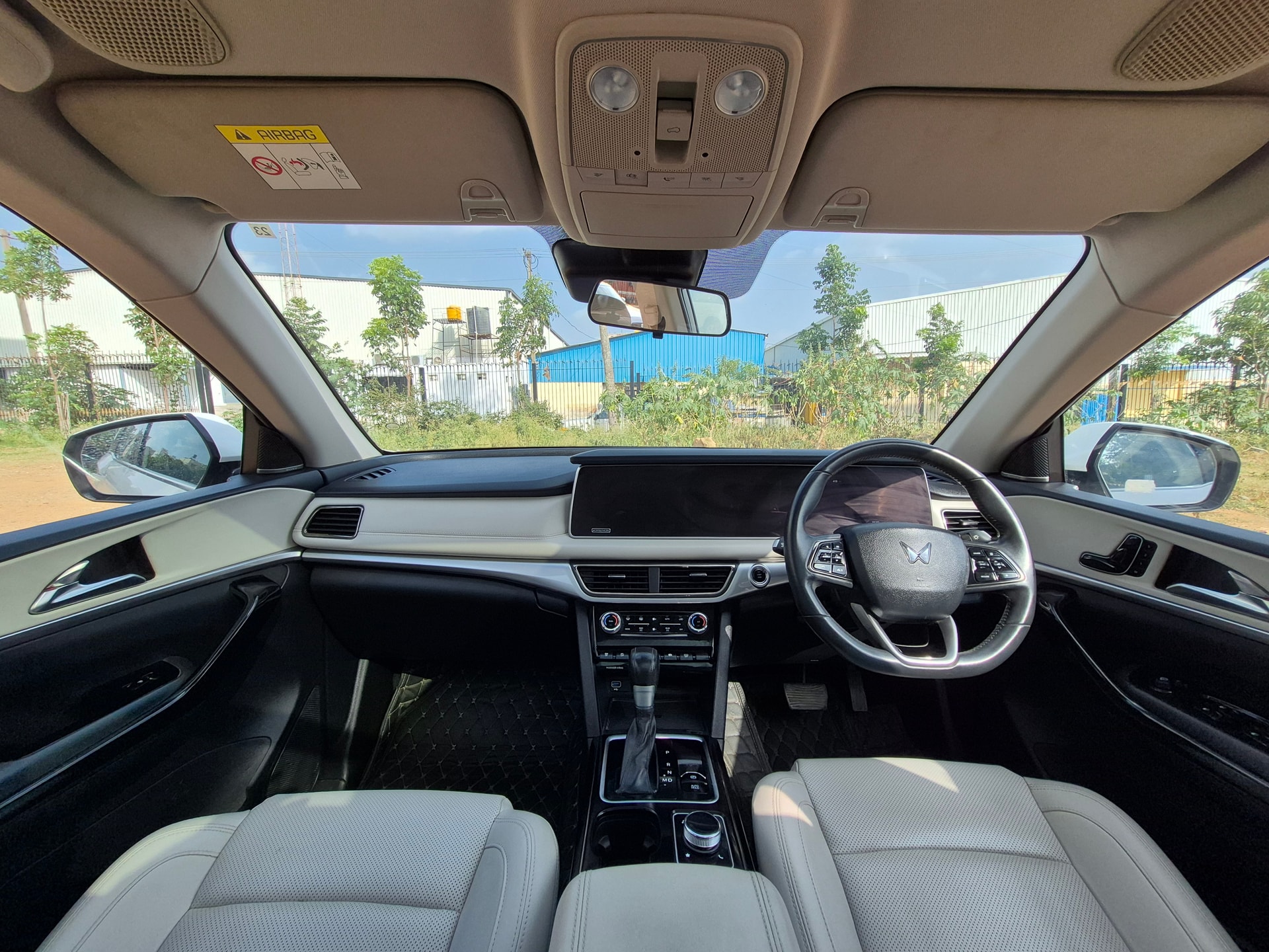 View 2024 Mahindra XUV700 AX7 AT Luxury Petrol 7 STR Image 9 Used 2024 Mahindra XUV700 AX7 AT Luxury Petrol 7 STR Image 9