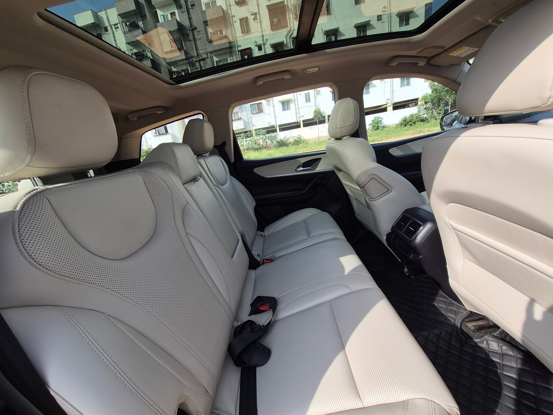 View 2024 Mahindra XUV700 AX7 AT Luxury Petrol 7 STR Image 5 Used 2024 Mahindra XUV700 AX7 AT Luxury Petrol 7 STR Image 5