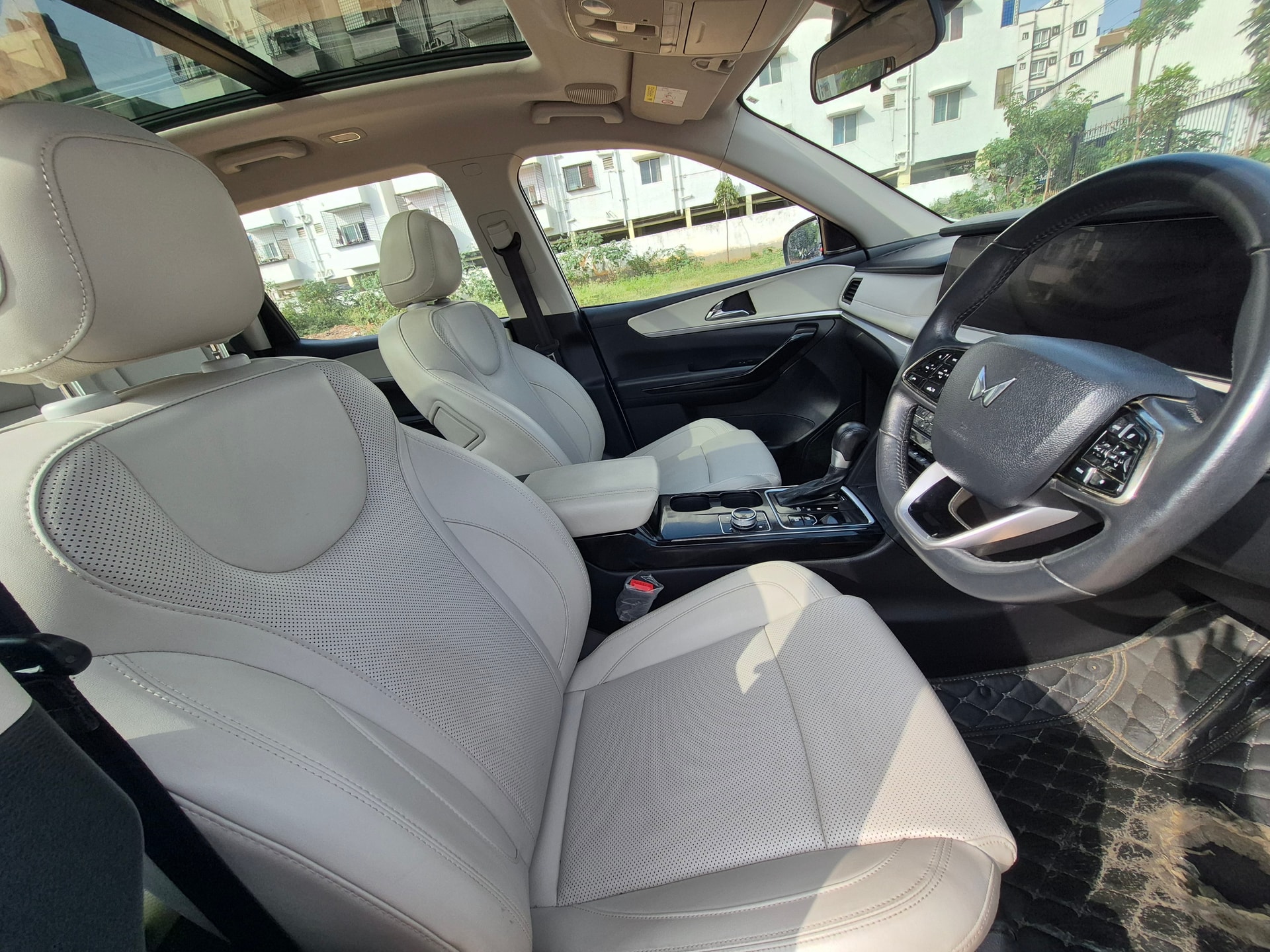 View 2024 Mahindra XUV700 AX7 AT Luxury Petrol 7 STR Image 3 Used 2024 Mahindra XUV700 AX7 AT Luxury Petrol 7 STR Image 3
