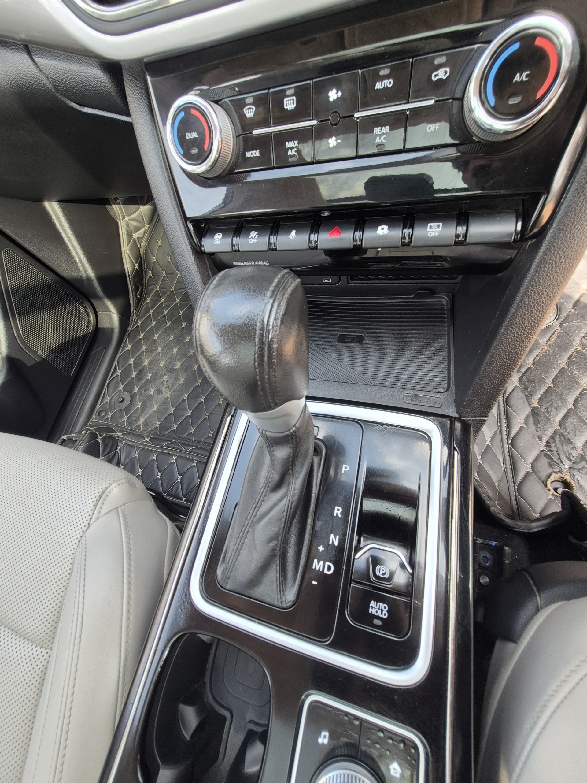 View 2024 Mahindra XUV700 AX7 AT Luxury Petrol 7 STR Image 14 Used 2024 Mahindra XUV700 AX7 AT Luxury Petrol 7 STR Image 14