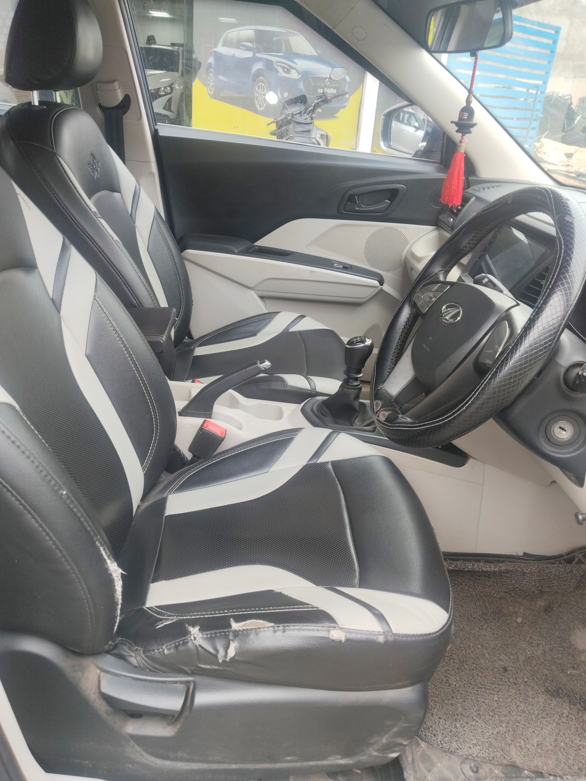 View 2022 Mahindra XUV300 W6 Petrol Image 13 Used 2022 Mahindra XUV300 W6 Petrol Image 13