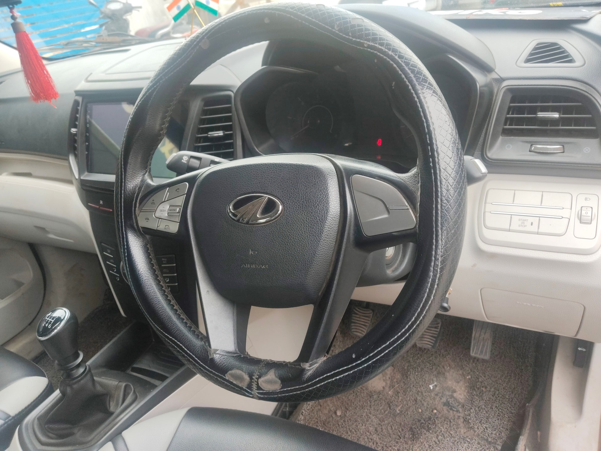 View 2022 Mahindra XUV300 W6 Petrol Image 11 Used 2022 Mahindra XUV300 W6 Petrol Image 11