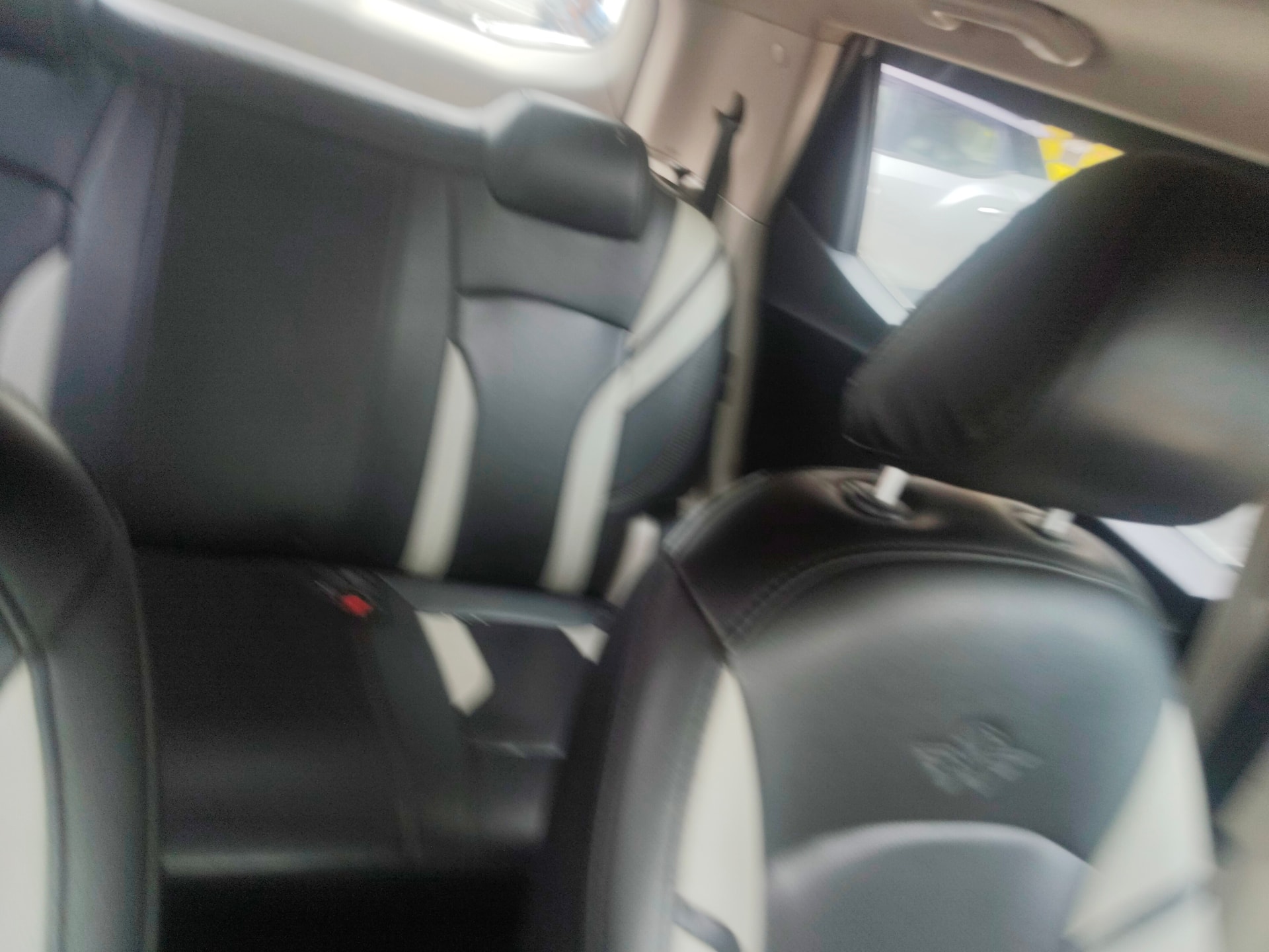 View 2022 Mahindra XUV300 W6 Petrol Image 5 Used 2022 Mahindra XUV300 W6 Petrol Image 5
