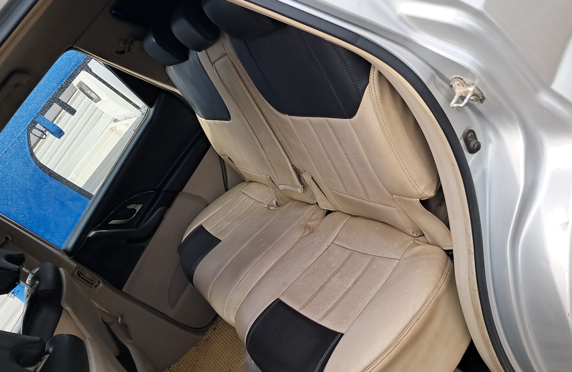 View 2016 Mahindra XUV500 W6 AT Image 10 Used 2016 Mahindra XUV500 W6 AT Image 10