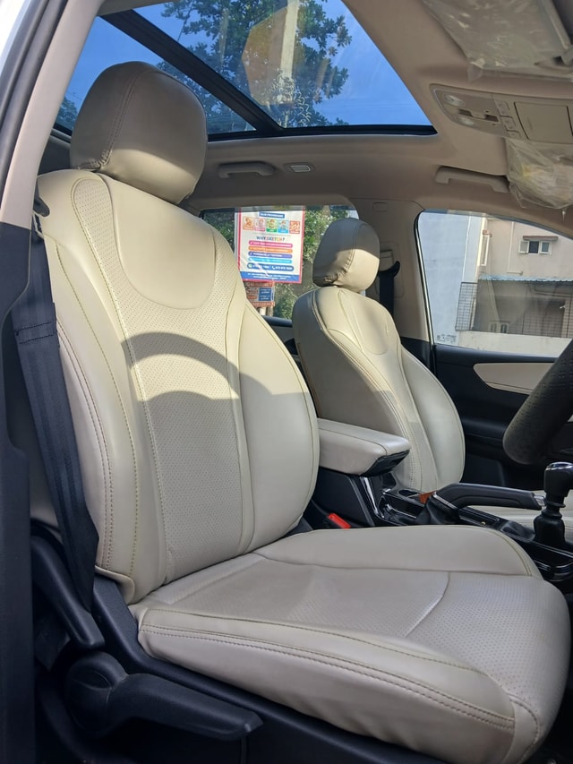 View Mahindra XUV700 Image 9 Used Mahindra XUV700 Image 9