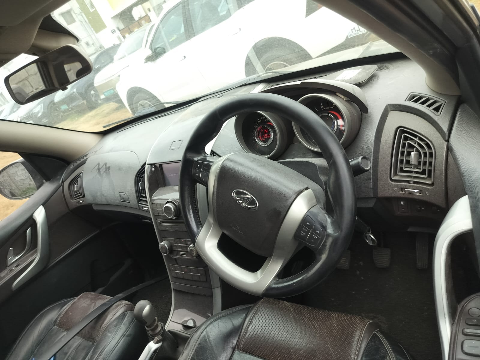 View 2014 Mahindra XUV500 W8 AWD Image 7 Used 2014 Mahindra XUV500 W8 AWD Image 7