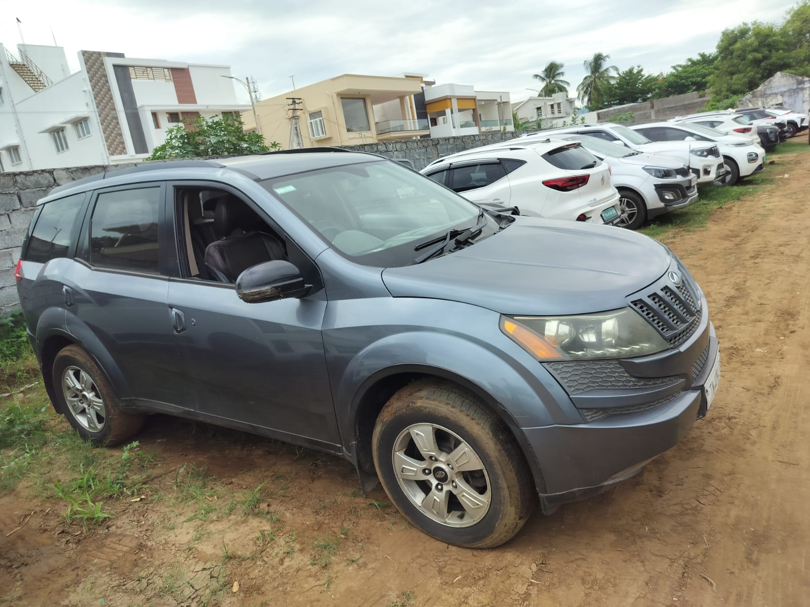View 2014 Mahindra XUV500 W8 AWD Image 10 Used 2014 Mahindra XUV500 W8 AWD Image 10