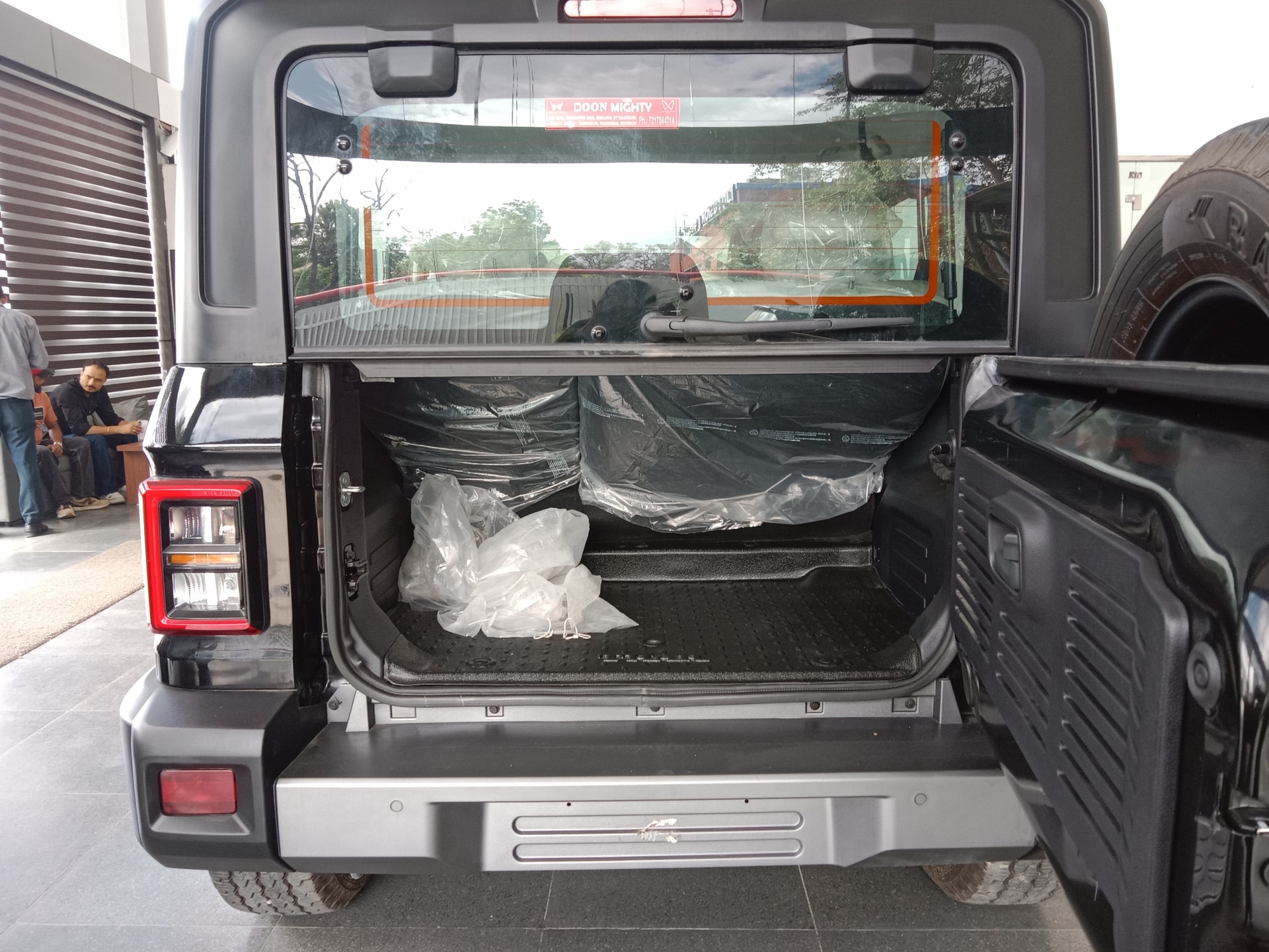 View 2025 Mahindra Thar Roxx AX7L Diesel 4WD AT Image 17 Used 2025 Mahindra Thar Roxx AX7L Diesel 4WD AT Image 17