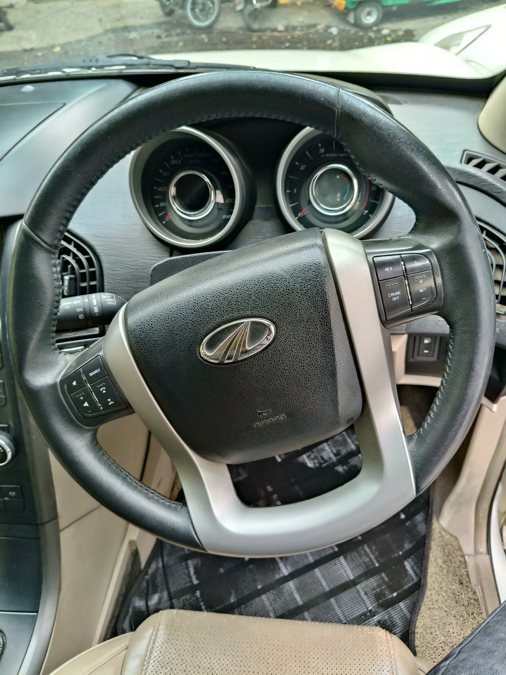 View 2015 Mahindra XUV500 W8 FWD Image 11 Used 2015 Mahindra XUV500 W8 FWD Image 11