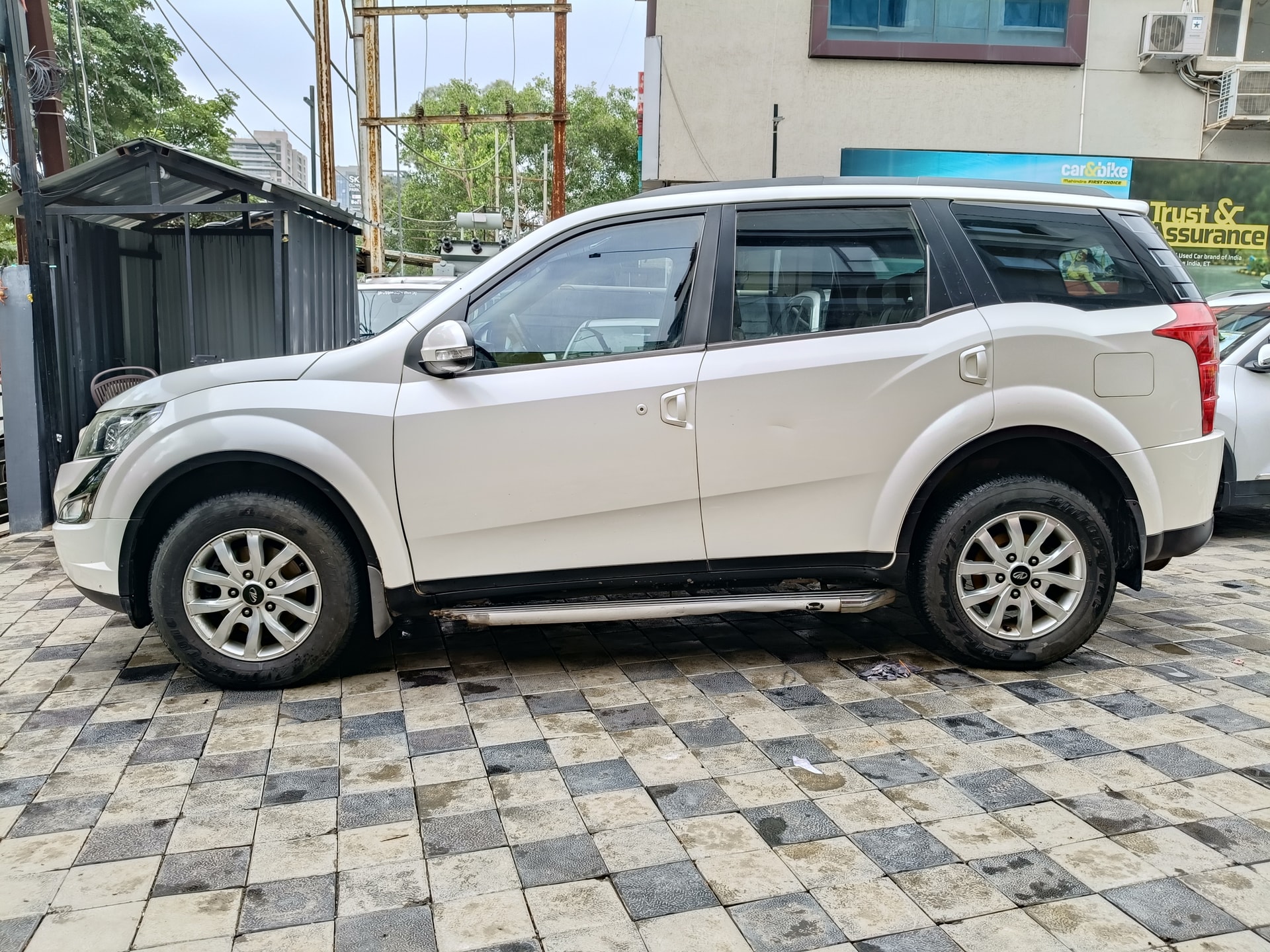 View 2015 Mahindra XUV500 W8 FWD Image 6 Used 2015 Mahindra XUV500 W8 FWD Image 6