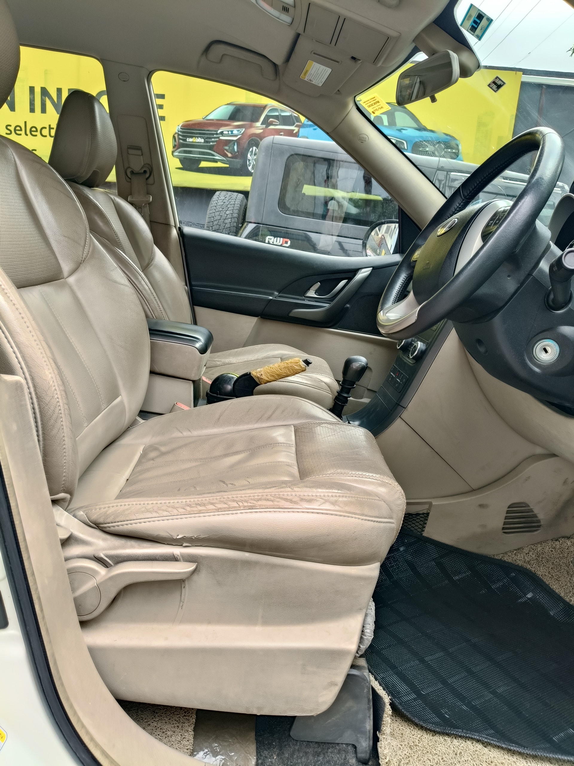 View 2015 Mahindra XUV500 W8 FWD Image 3 Used 2015 Mahindra XUV500 W8 FWD Image 3
