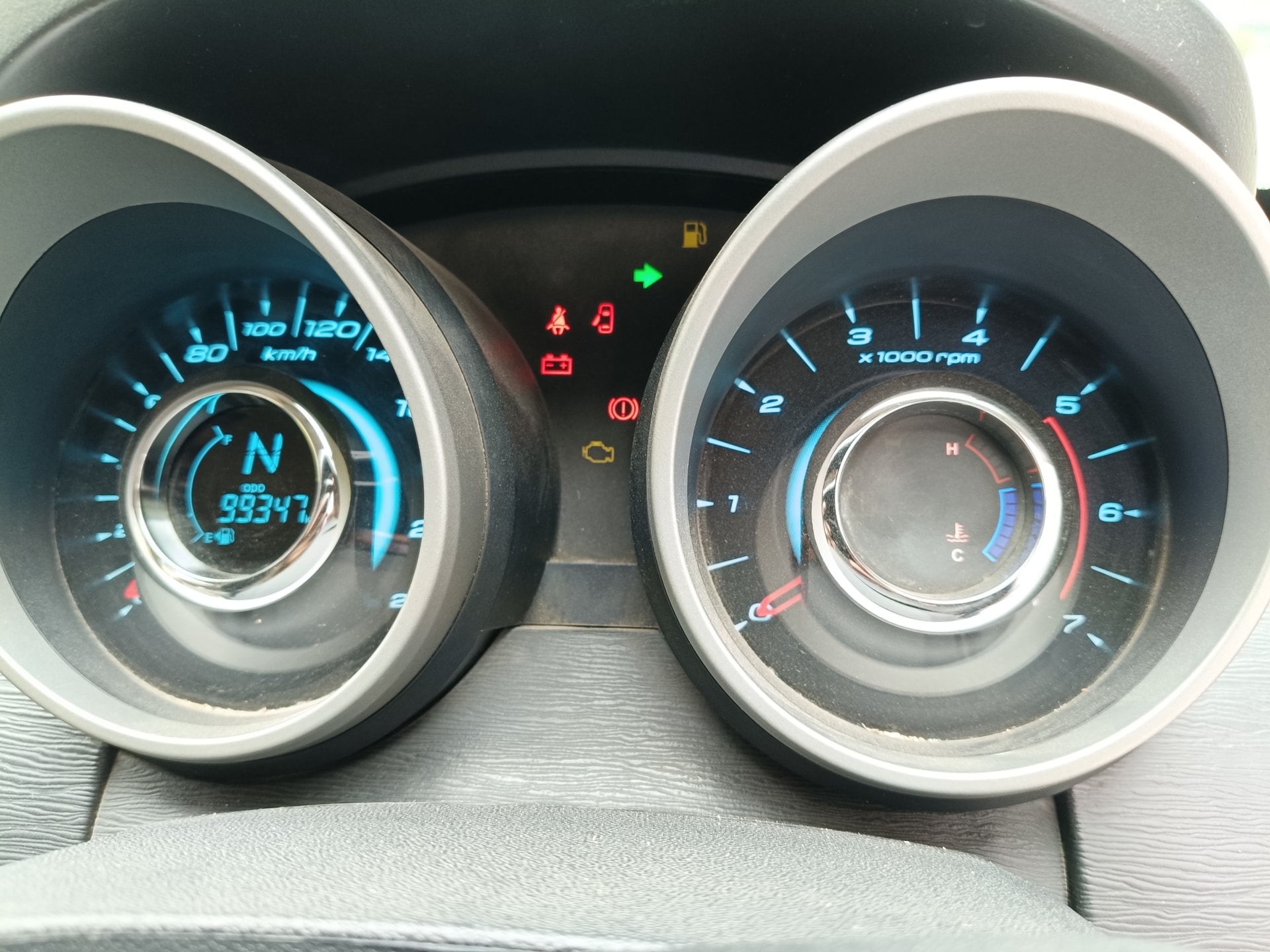 View 2015 Mahindra XUV500 W8 FWD Image 7 Used 2015 Mahindra XUV500 W8 FWD Image 7