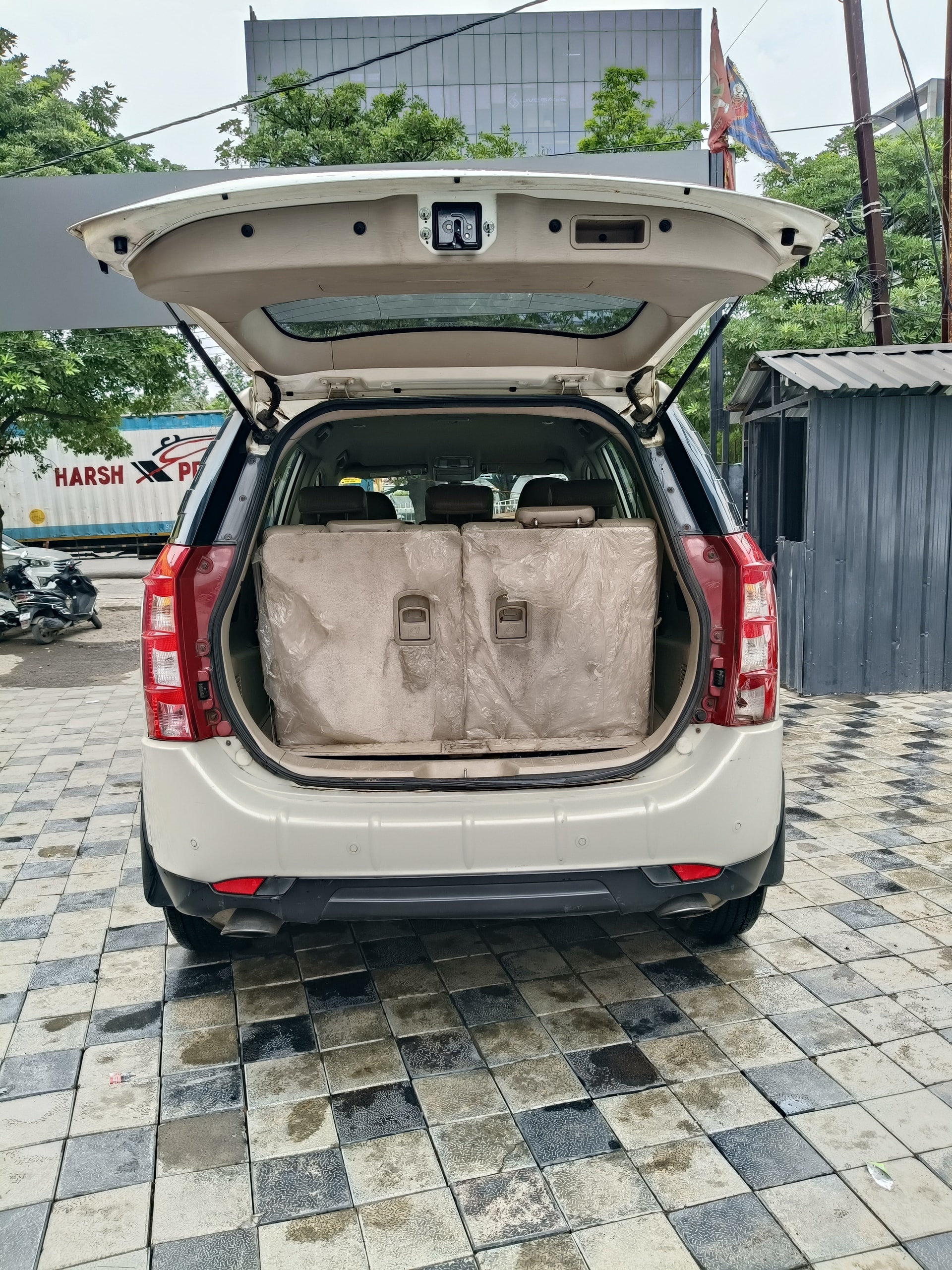 View 2015 Mahindra XUV500 W8 FWD Image 14 Used 2015 Mahindra XUV500 W8 FWD Image 14