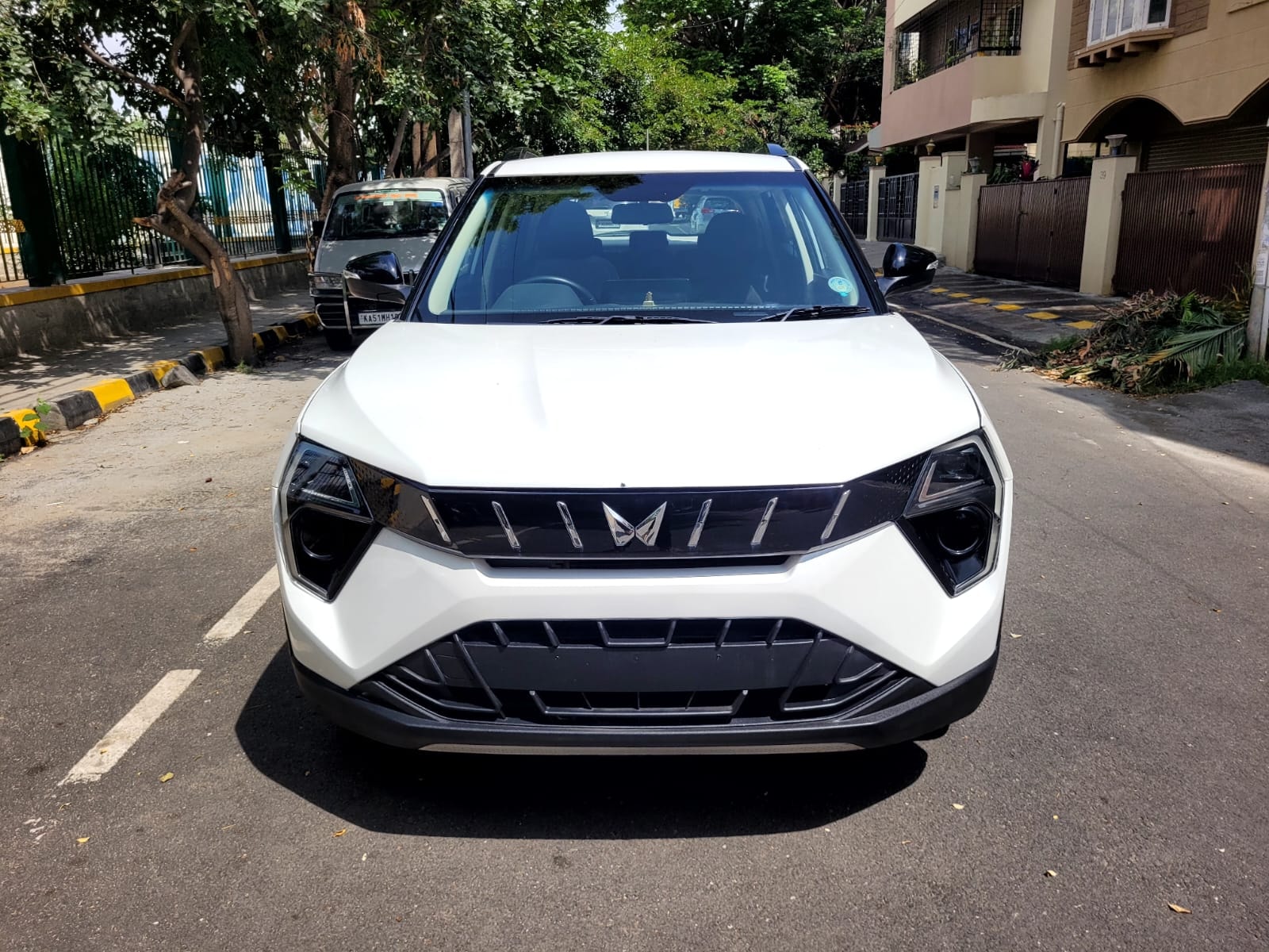 View 2024 Mahindra XUV 3XO AX5 1.2 L TCMPFi Image 2 Used 2024 Mahindra XUV 3XO AX5 1.2 L TCMPFi Image 2