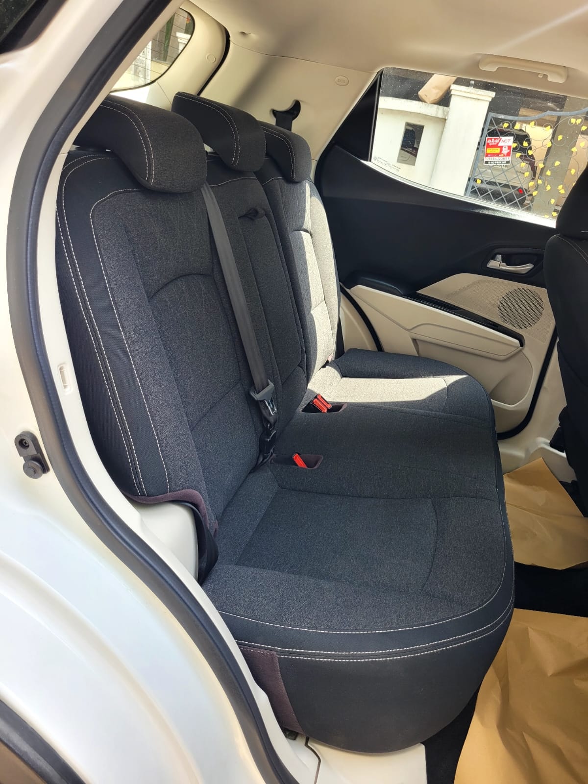 View 2024 Mahindra XUV 3XO AX5 1.2 L TCMPFi Image 5 Used 2024 Mahindra XUV 3XO AX5 1.2 L TCMPFi Image 5