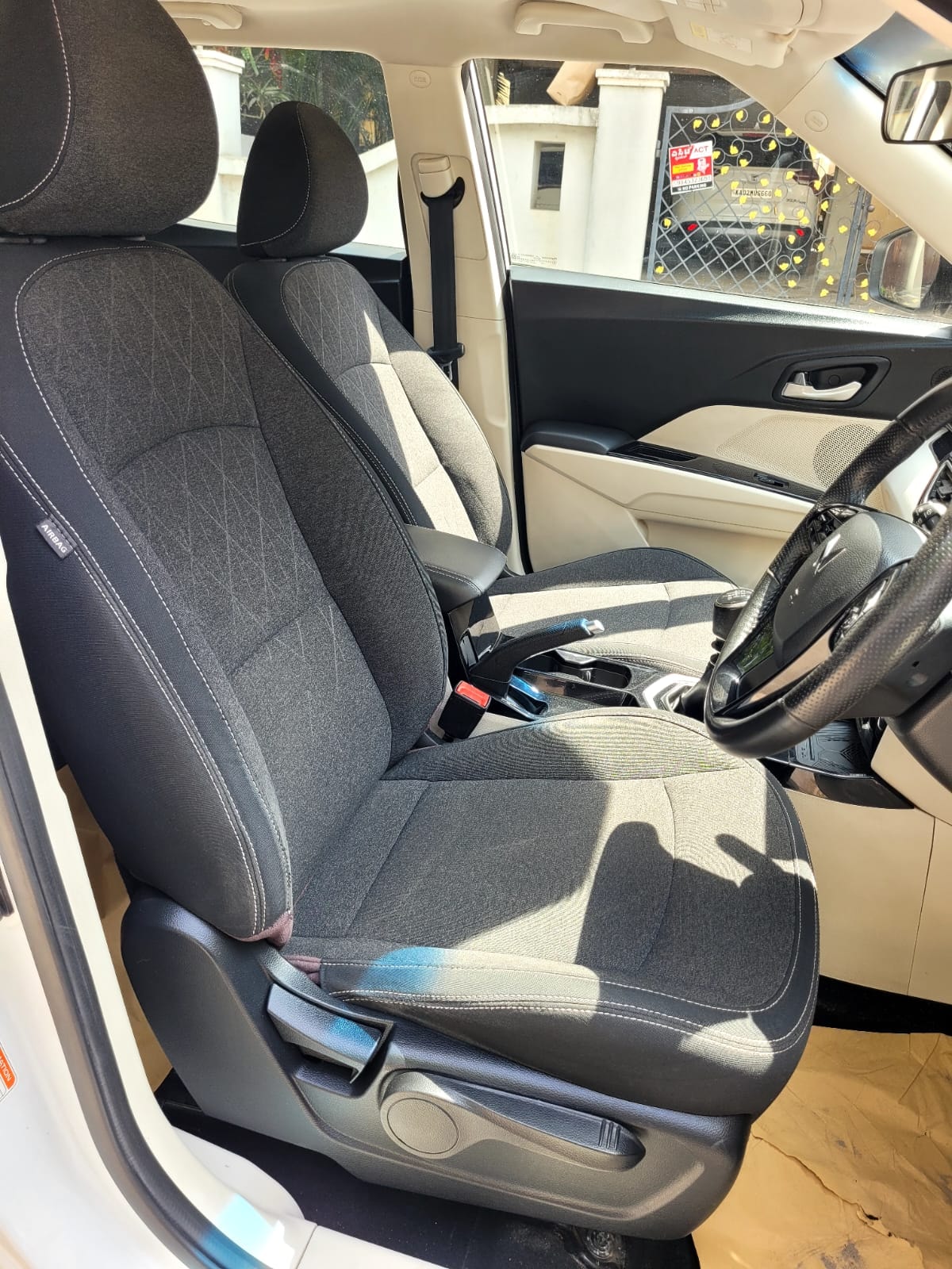 View 2024 Mahindra XUV 3XO AX5 1.2 L TCMPFi Image 11 Used 2024 Mahindra XUV 3XO AX5 1.2 L TCMPFi Image 11