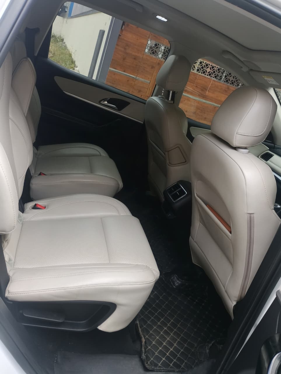 View 2024 Mahindra XUV700 MX Diesel MT 7 STR Image 5 Used 2024 Mahindra XUV700 MX Diesel MT 7 STR Image 5