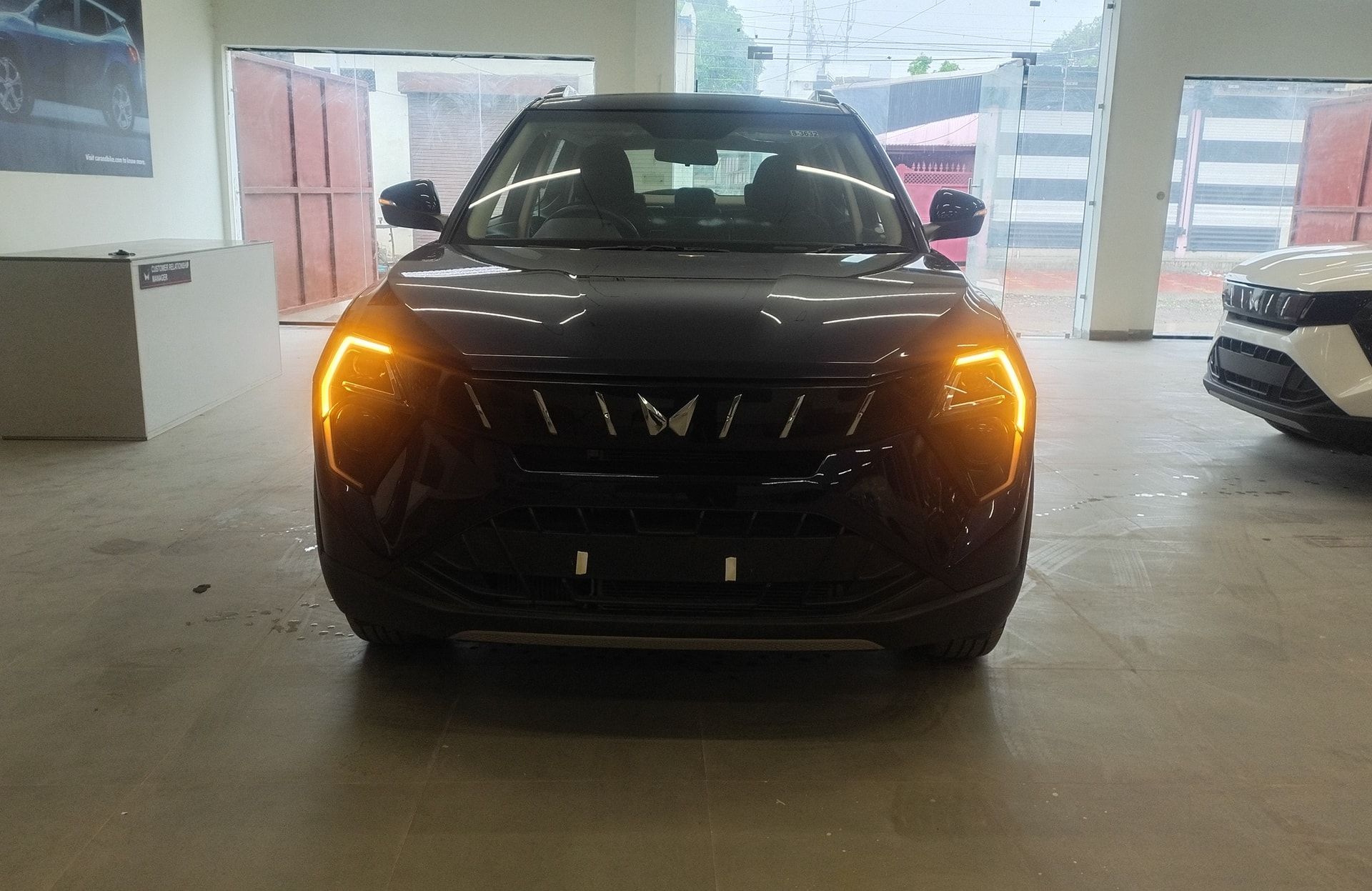 View 2024 Mahindra XUV 3XO AX5 1.5 Turbo Diesel Image 2 Used 2024 Mahindra XUV 3XO AX5 1.5 Turbo Diesel Image 2